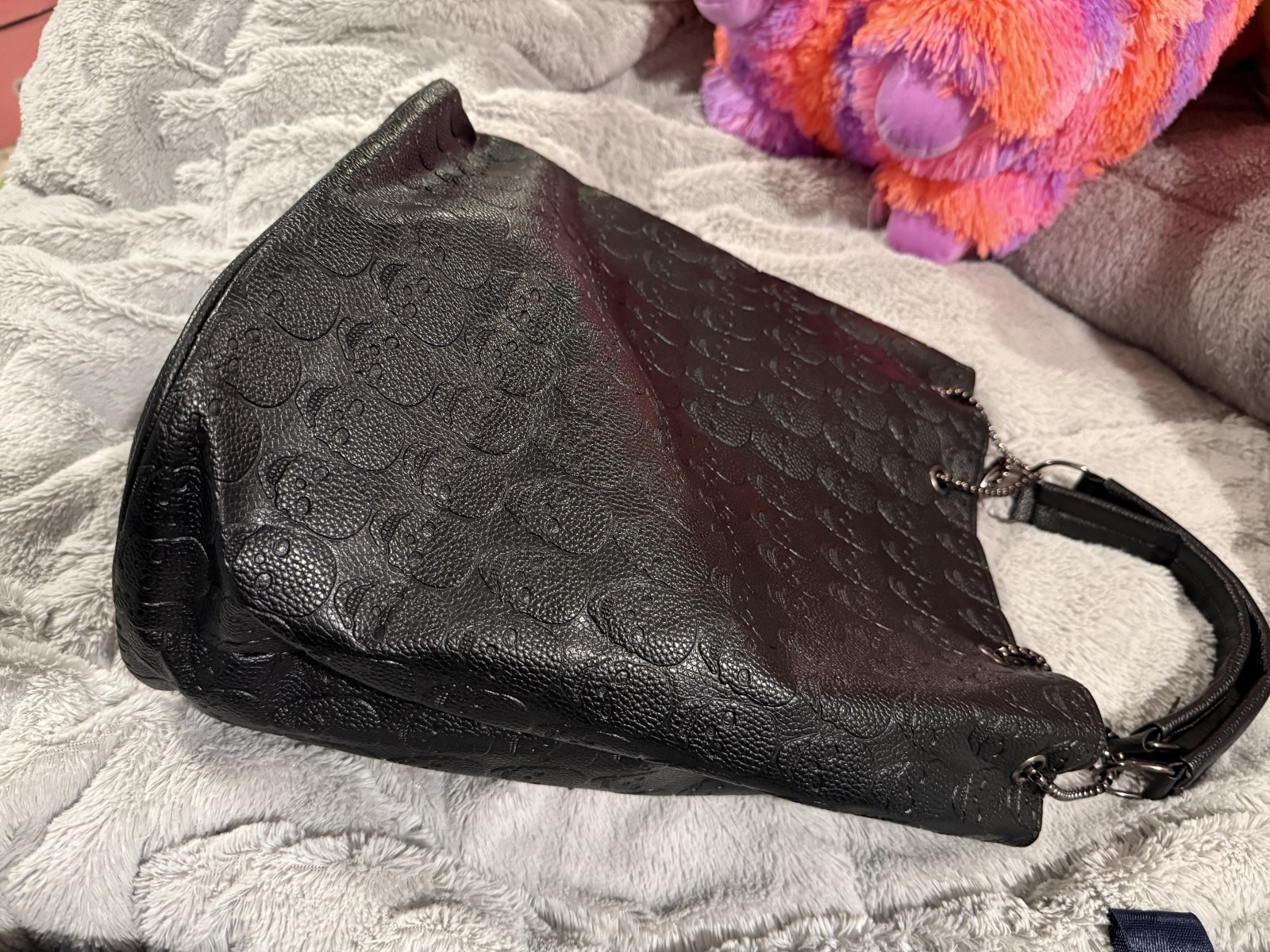 Black Skull shoulder bag -beautifully blended & full of personality!