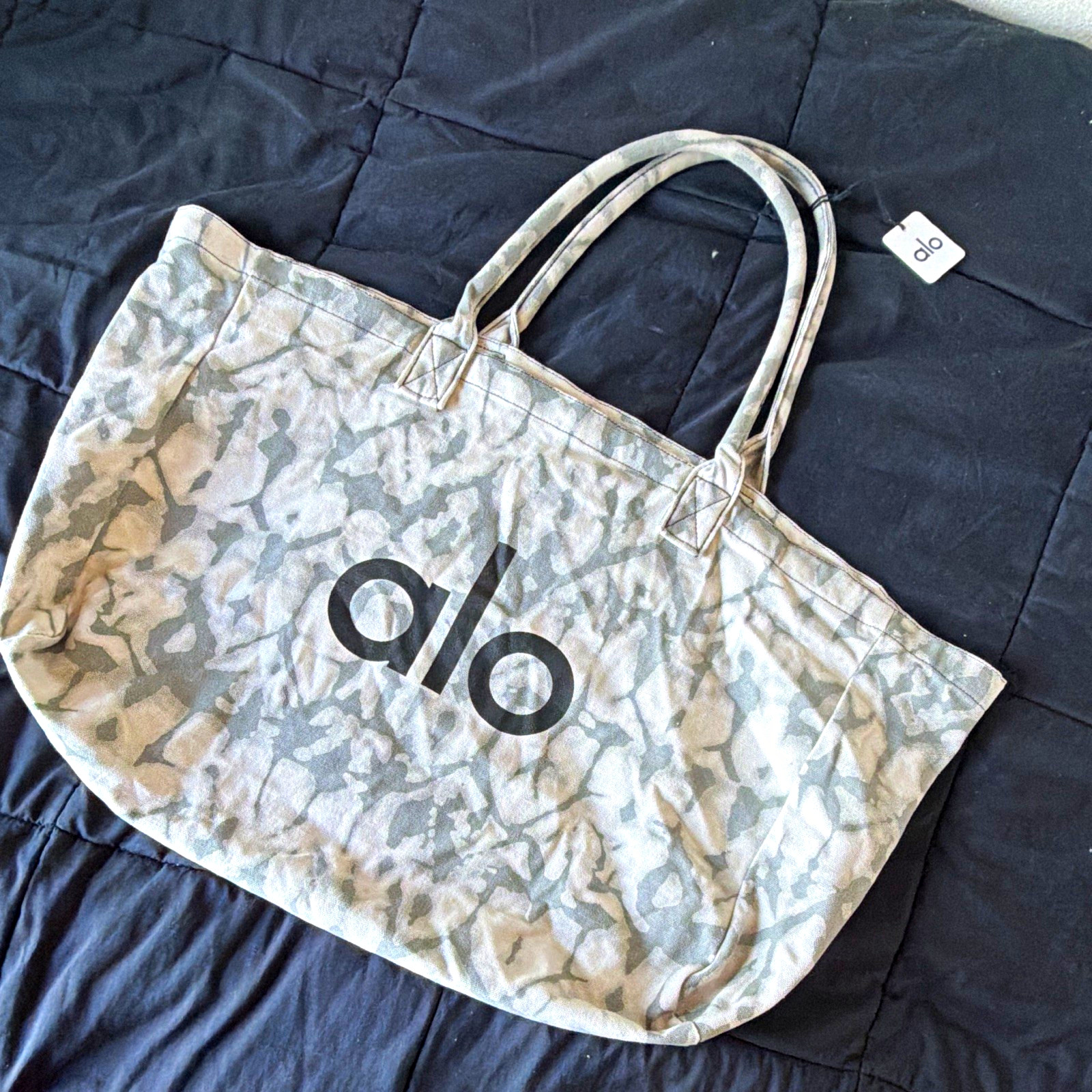 Alo Yoga Large Tote Bag Gray/White Camo Logo Double Handles Open Top Travel