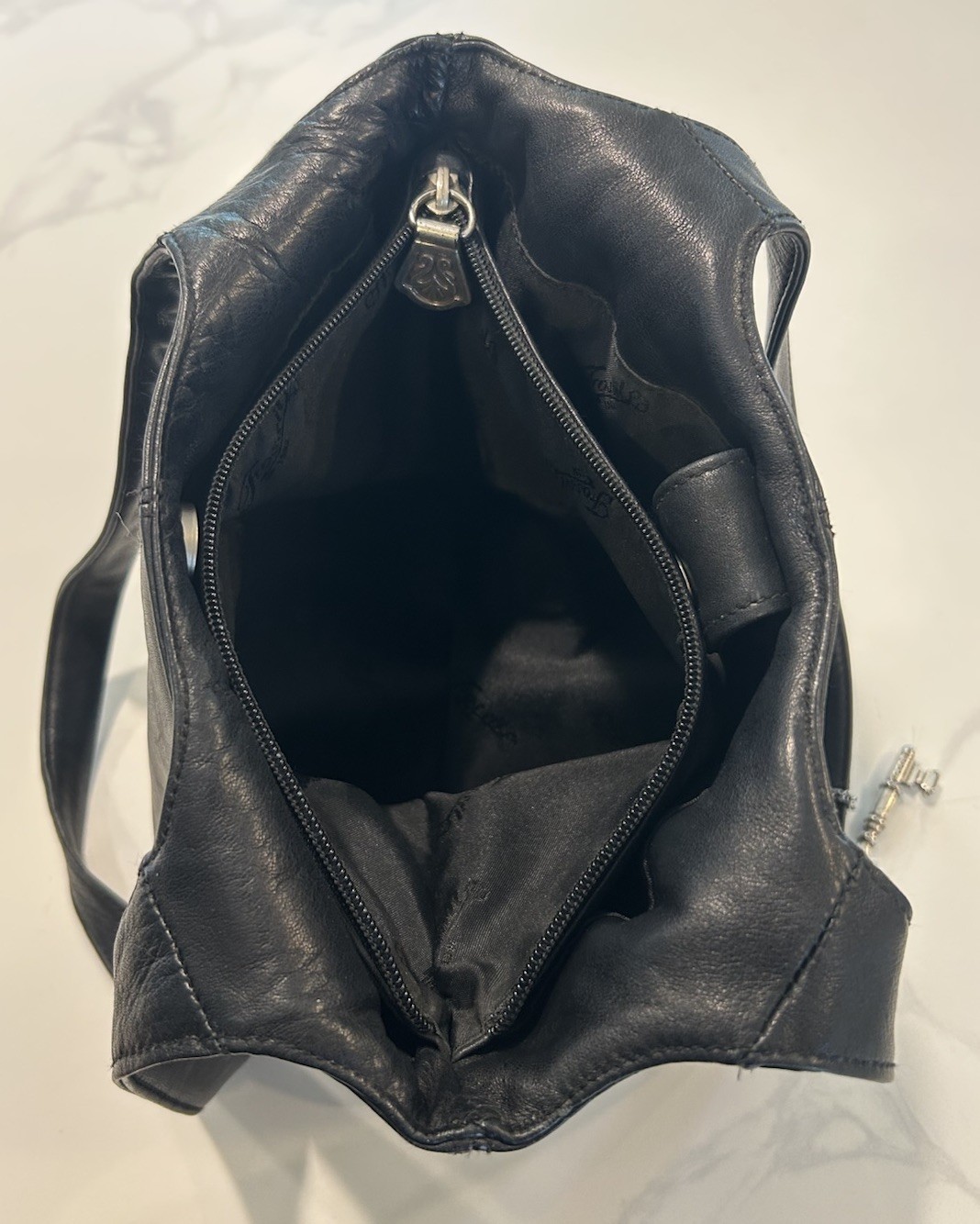 Vintage Fossil 75082 Black Leather Flat Bottom Hobo/Shoulder Bag w/ Key Charm