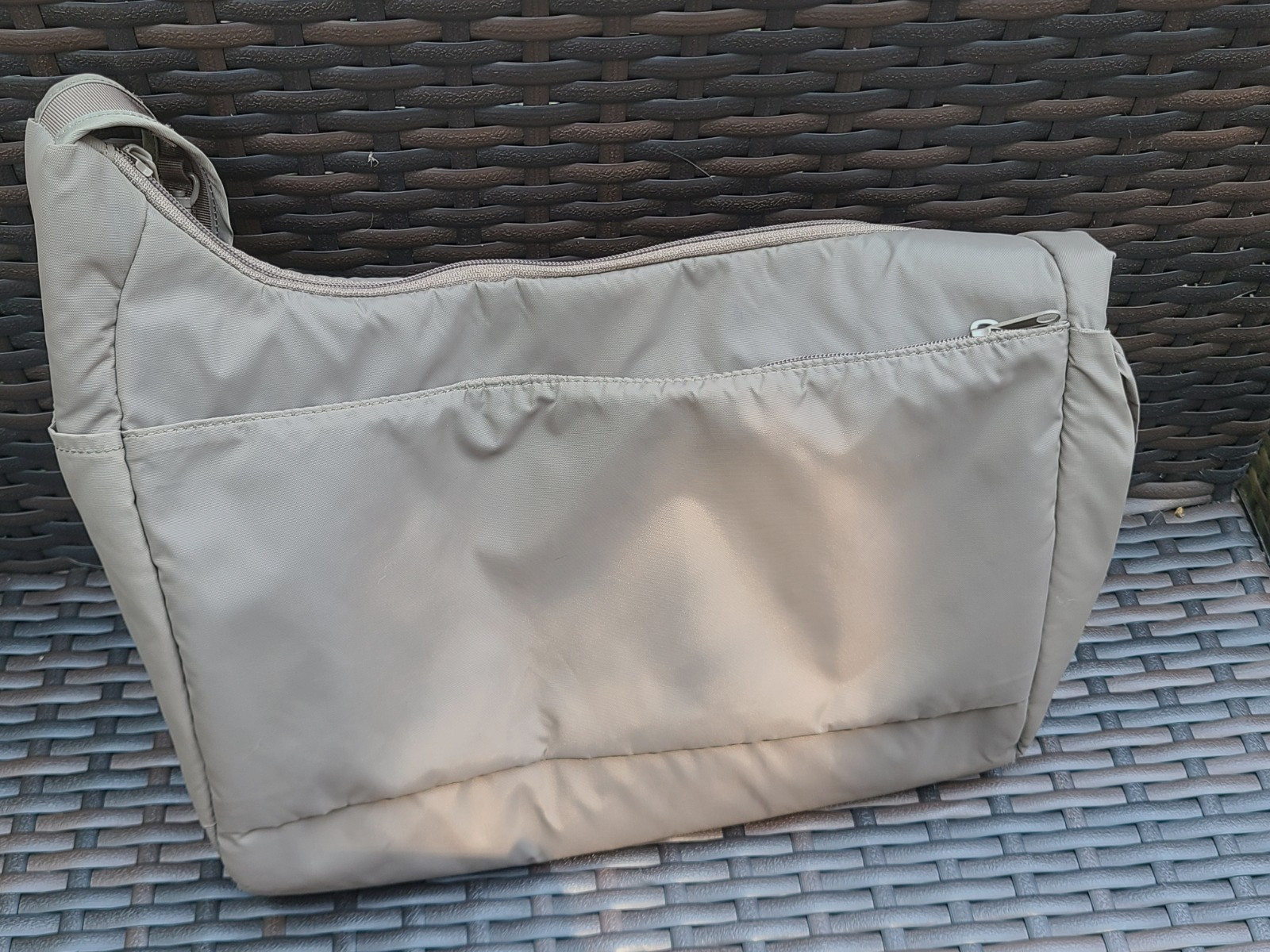 PACSAFE Citysafe 200 GII Anti-Theft RFID Travel Shoulder Bag Purse PB145 KHAKI