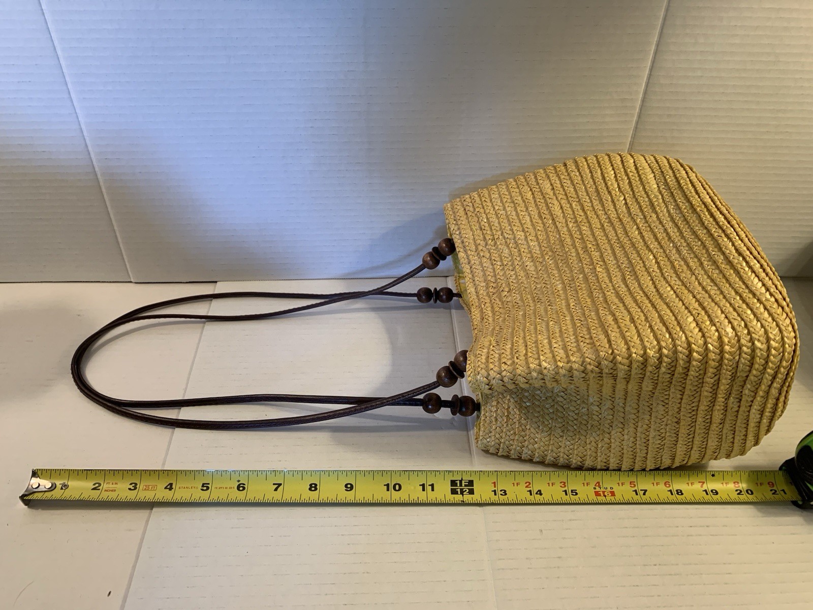 Beautiful Sonoma Straw Handbag with United Colors of Benetton Umbrella — Yellow