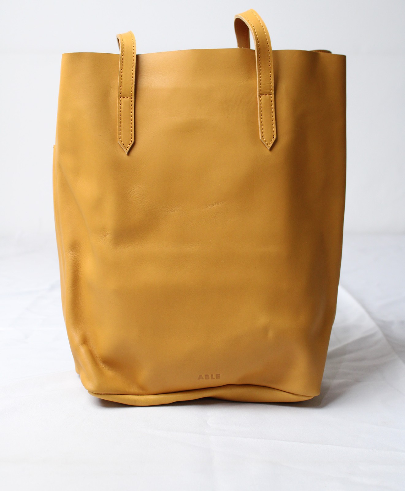 Able Women’s Selam Pull-Up Leather Magazine Tote Bag BE5 Cognac One Size