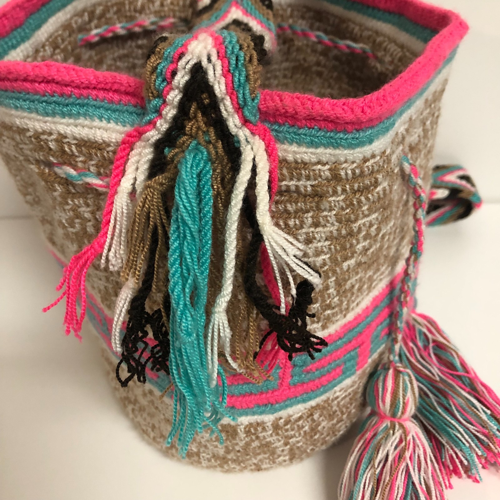 Authentic Colombian Art Mochila Wayuu Size Medium 8.0″ Natural Fibers.