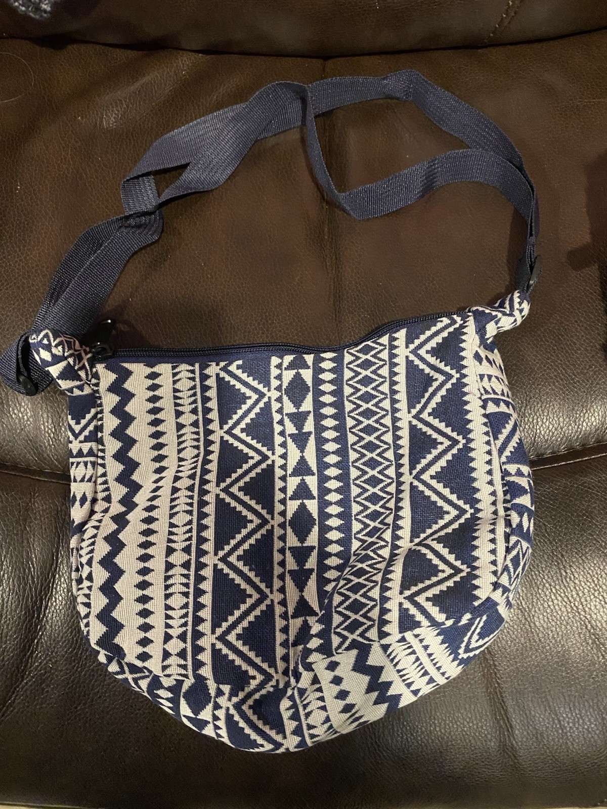 Geometric Pattern Shoulder Bag / Blue White Drawstring Gold Tone Hardware / Wom…