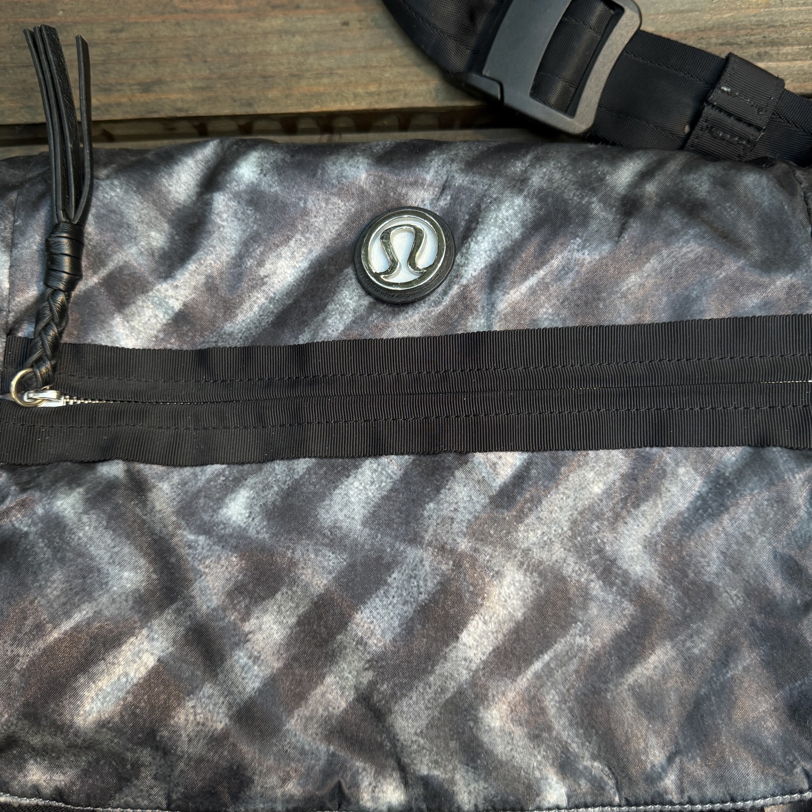 Lululemon Urban Warrior Messenger Bag Gray Chevron Print Silver Hardware