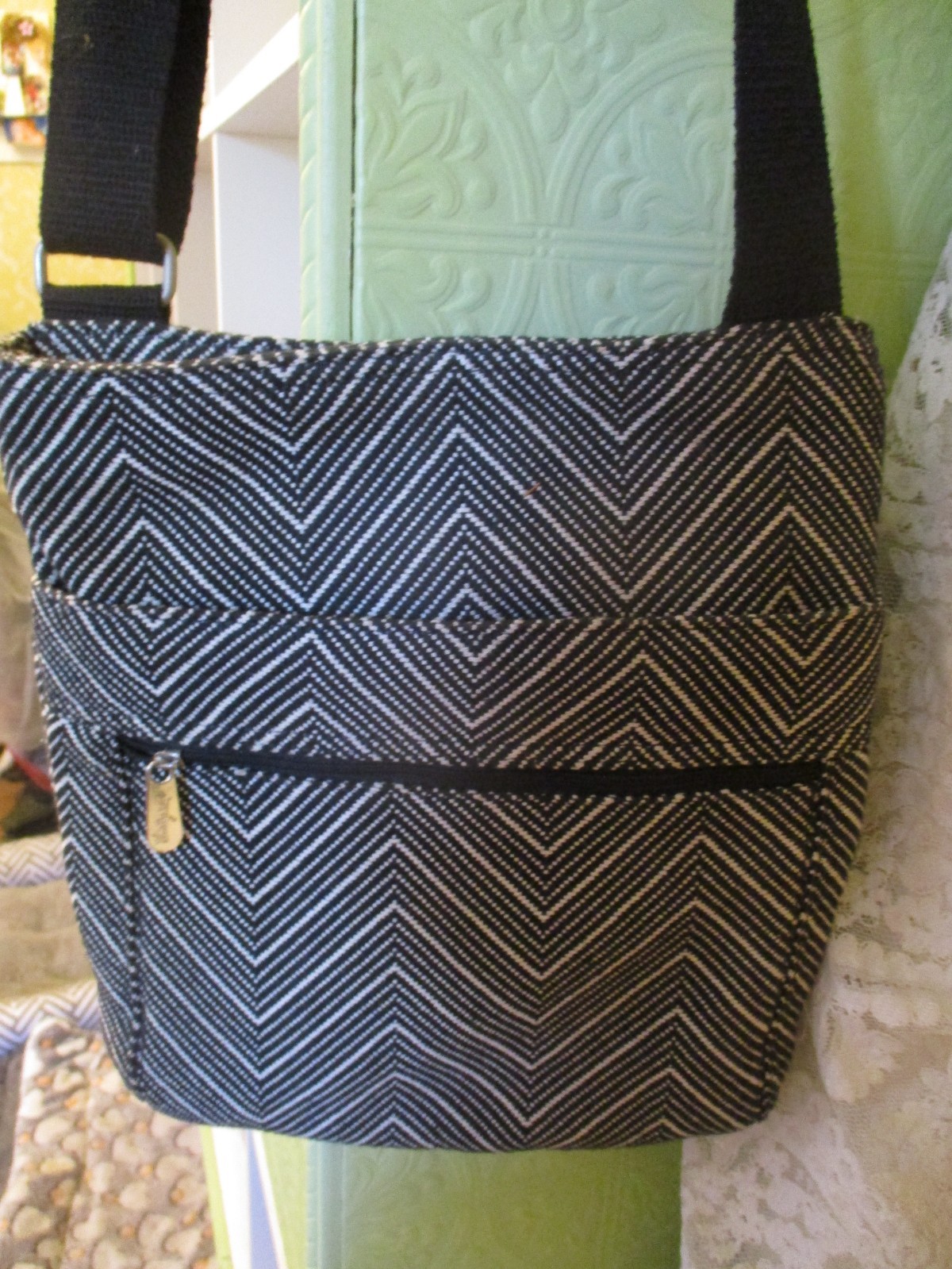 Thirty One Organizing Crossbody Bag In Black Chevron Front Zip Pocket 10×11