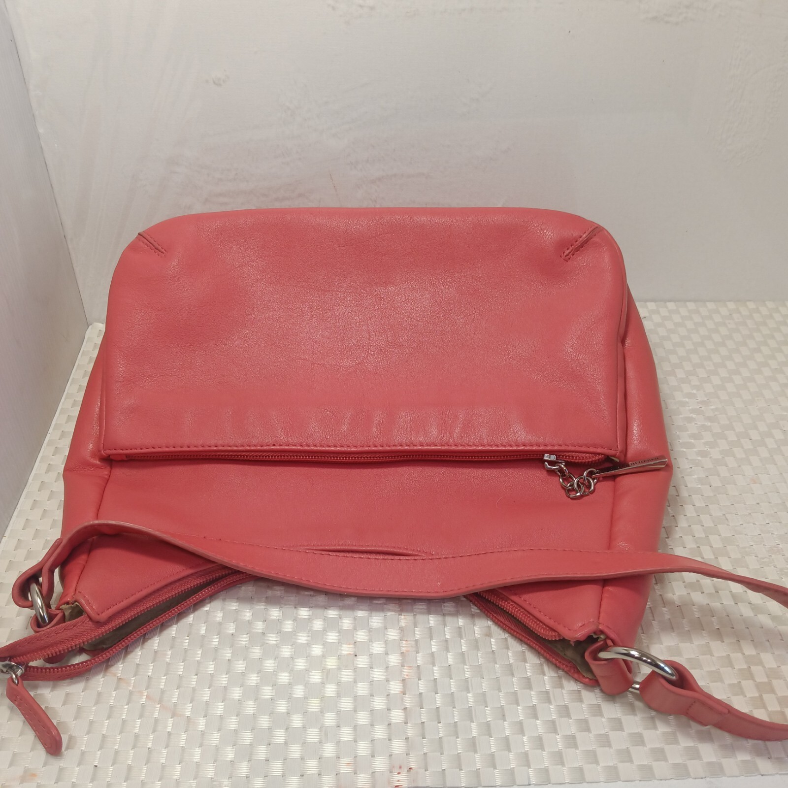 Giani Bernini Italian Nappa leather peach shoulder strap handbag. EUC