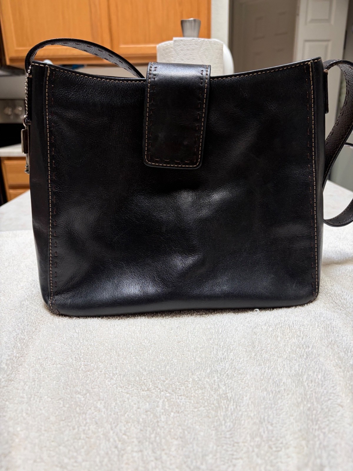 Fossil Shoulder Bag in a Dark Brown/Black with Stitching and Magnetic Closure