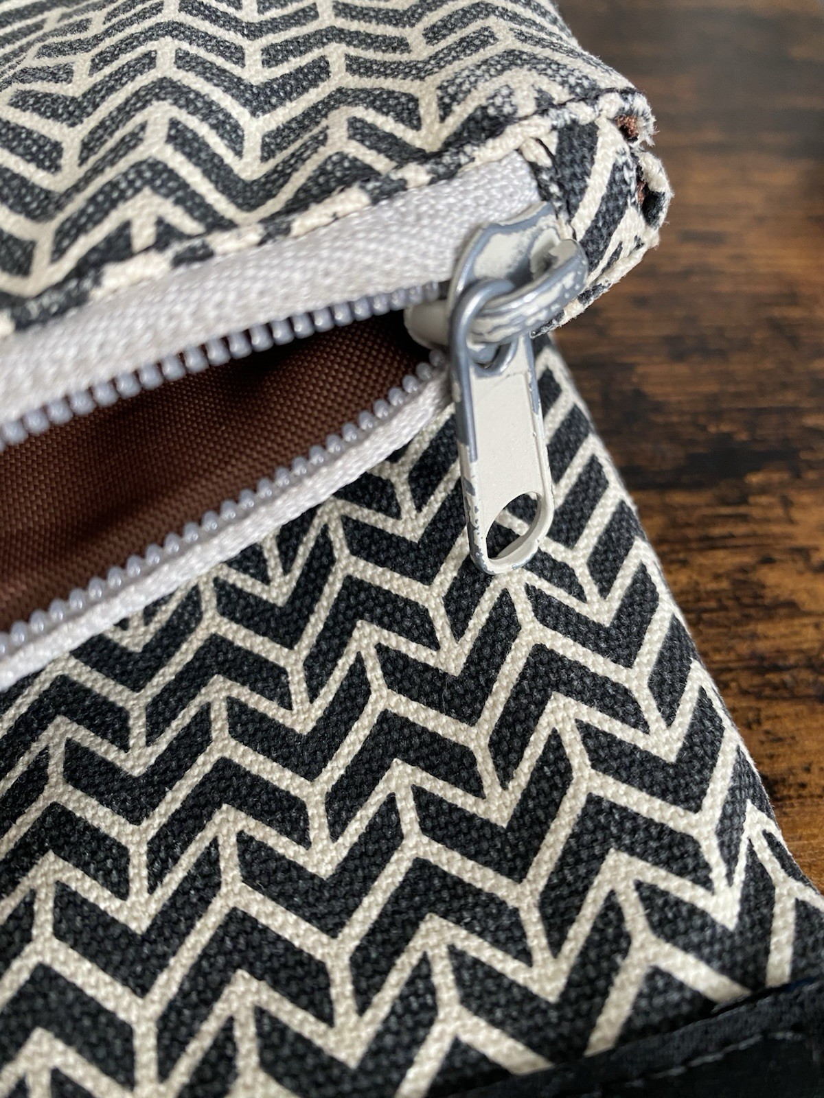 KAVA Slingaing Bag Crossbody Black & White Motif Clutch Detachable Rope Strap