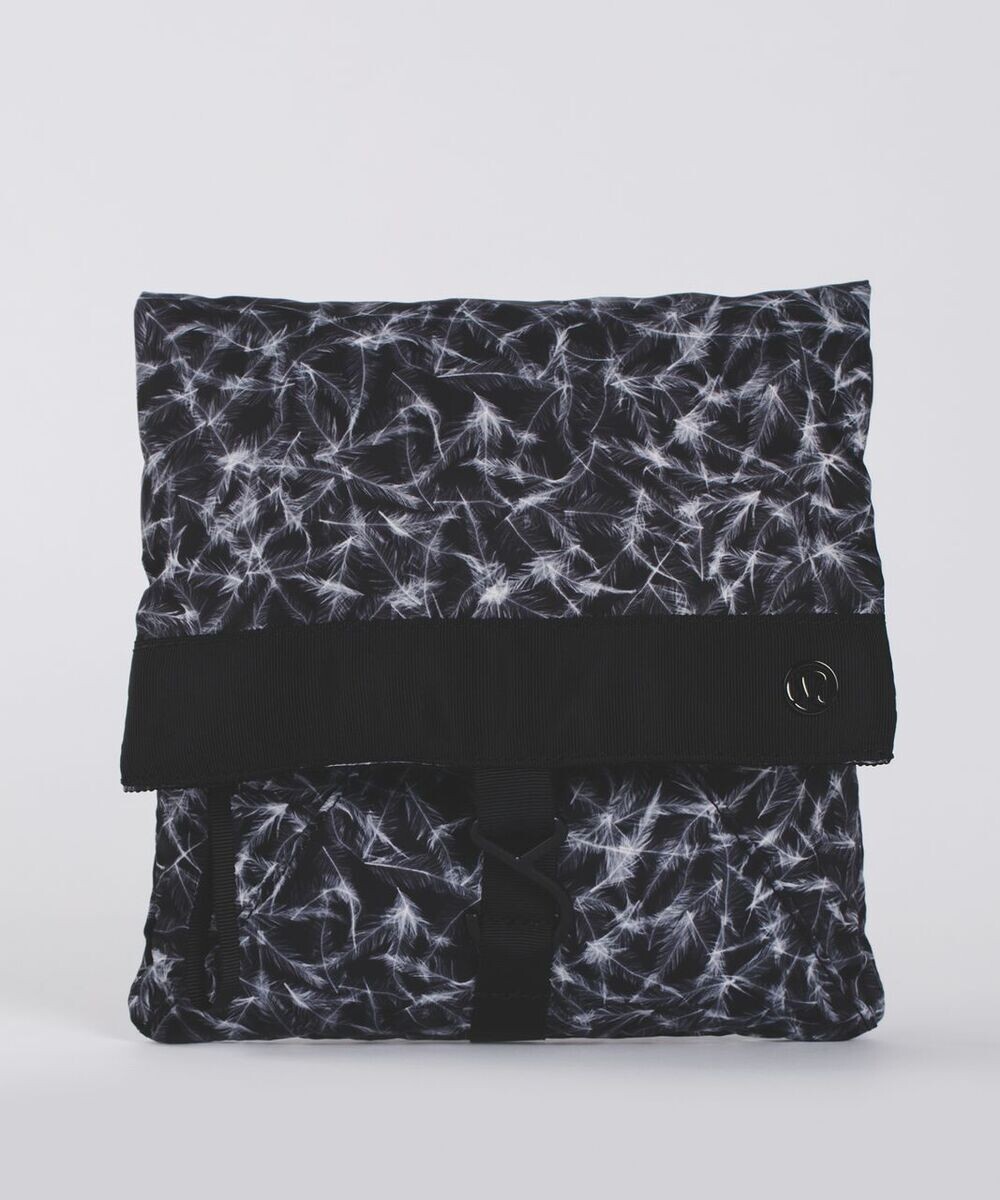 NWT Lululemon Break Free Kit Plume White Black Folding Hangs Travel Toiletry Bag