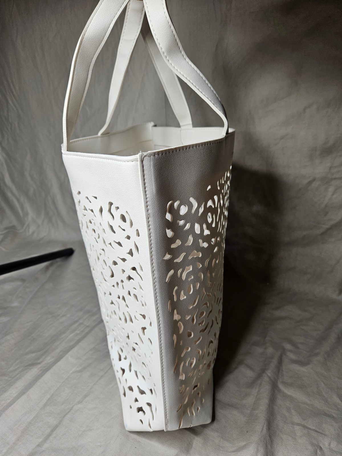 Oscar del la Renta Tote Bag Shoulder Handbag White Faux Leather Floral Laser Cut