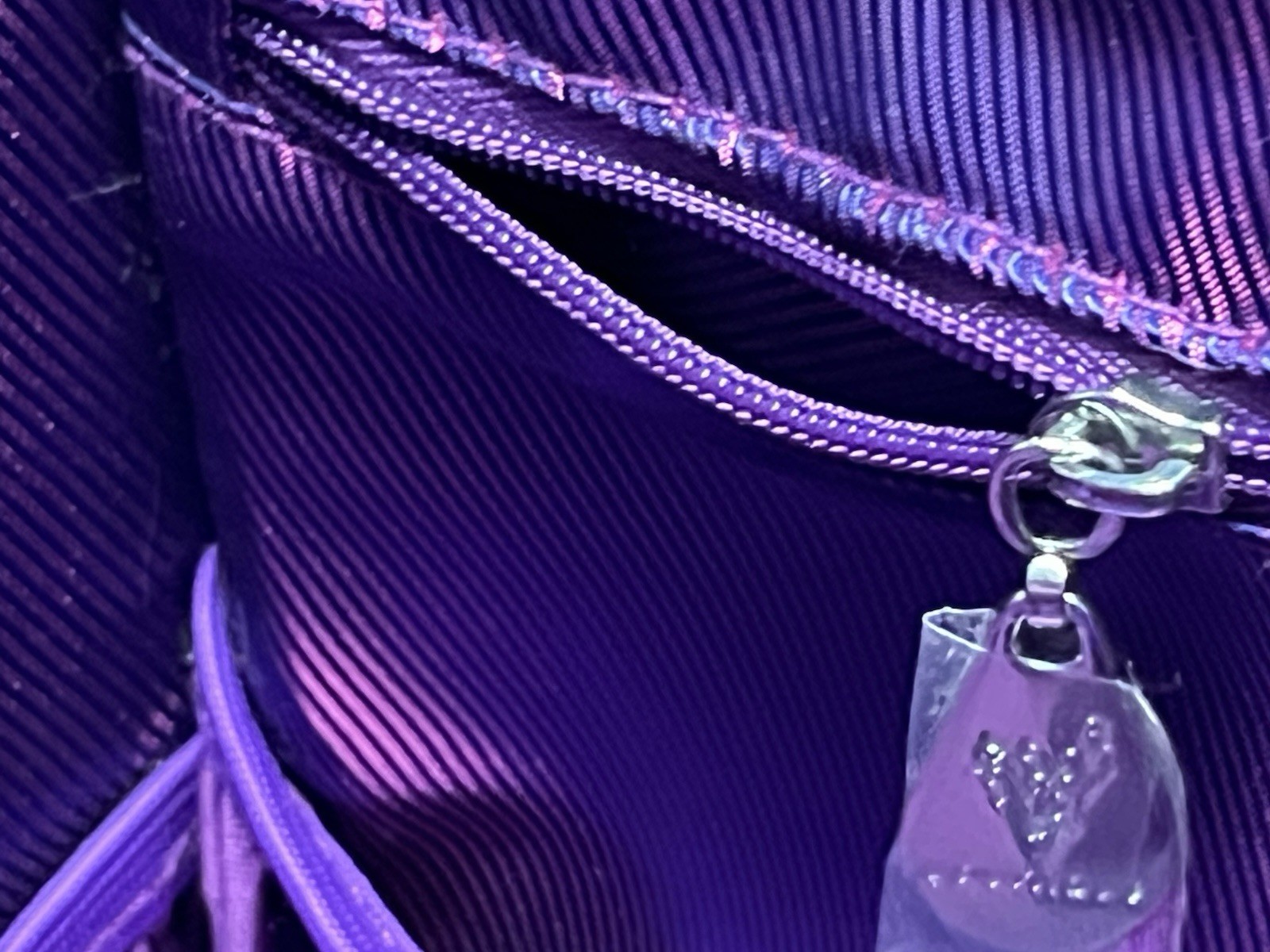 YOUNIQUE Metallic Purple Presenter Kit Makeup Case bag 3 SAMPLES 2 T shirts
