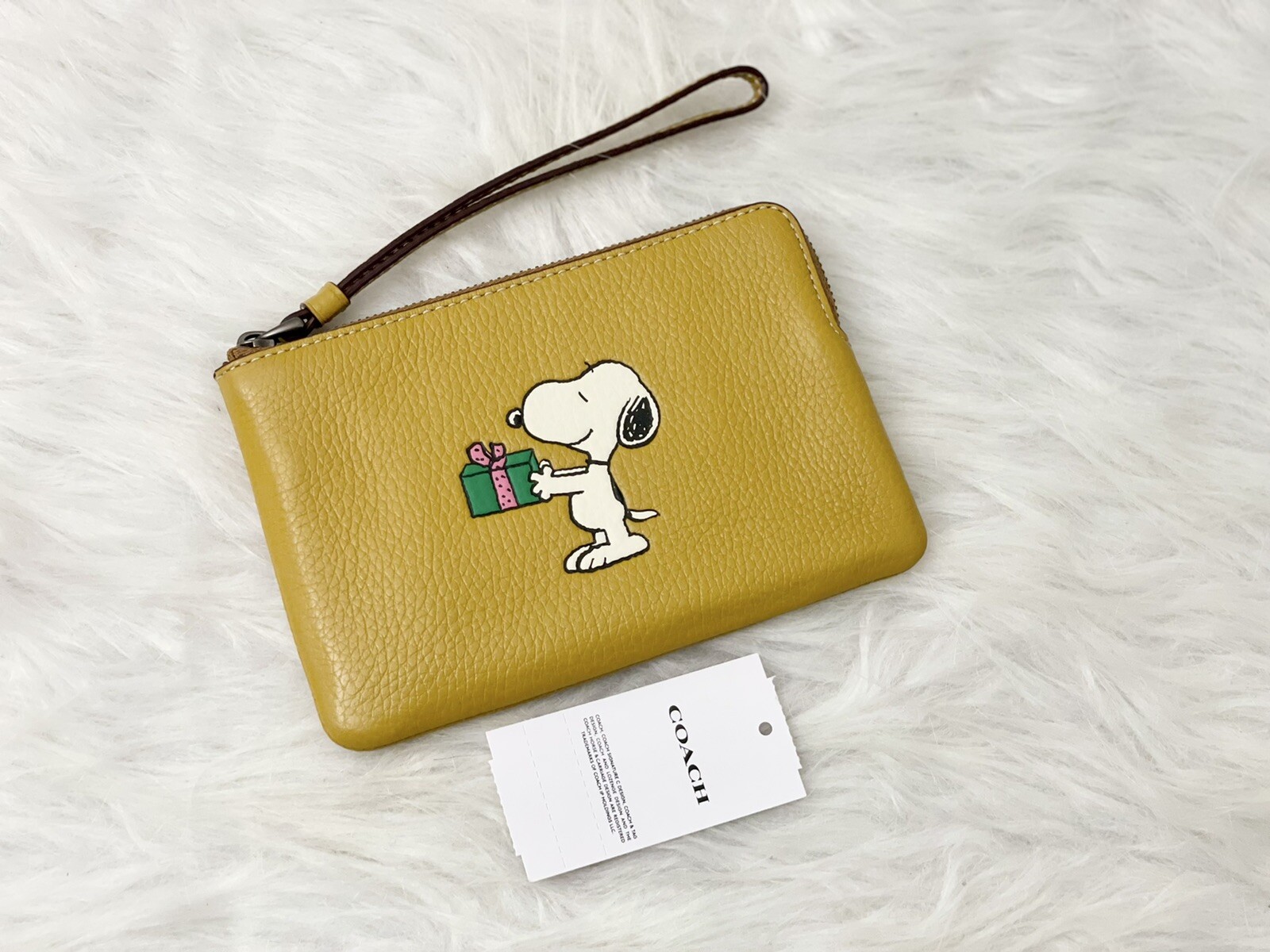 Coach X Peanuts Corner Zip Wristlet With Snoopy Present Motif NWT