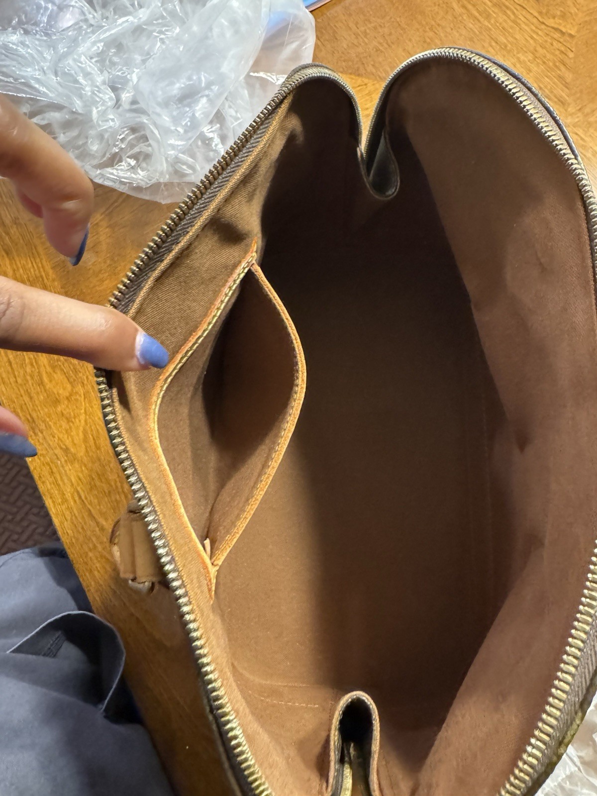 Dooney & Bourke Logo Heart Hobo Bag Gray Zip Adjustable Strap Gold Pink Lined
