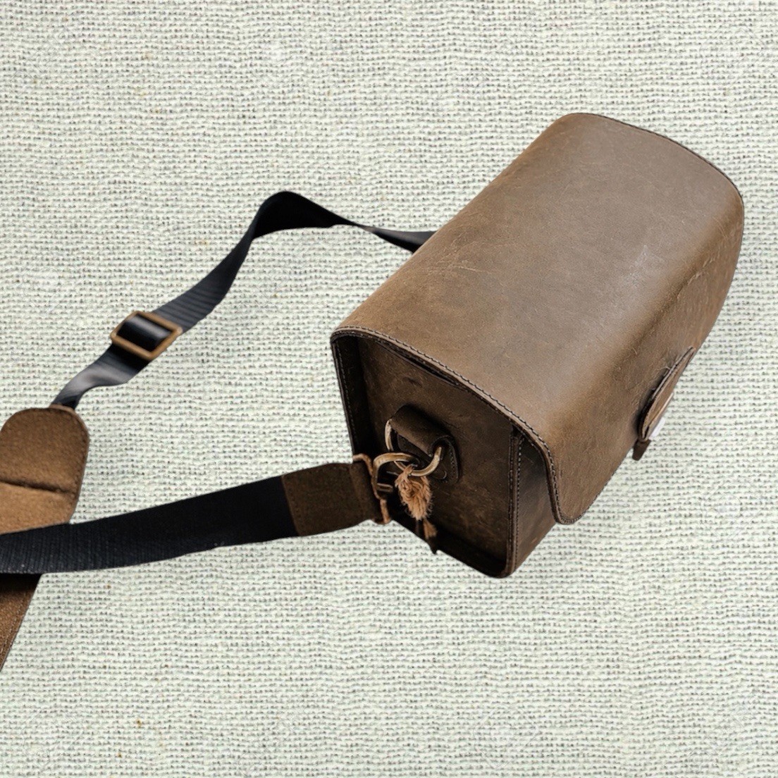 Vintage Style Vegan Leather Camera Bag Crossbody Purse Lock Key Olive Brown