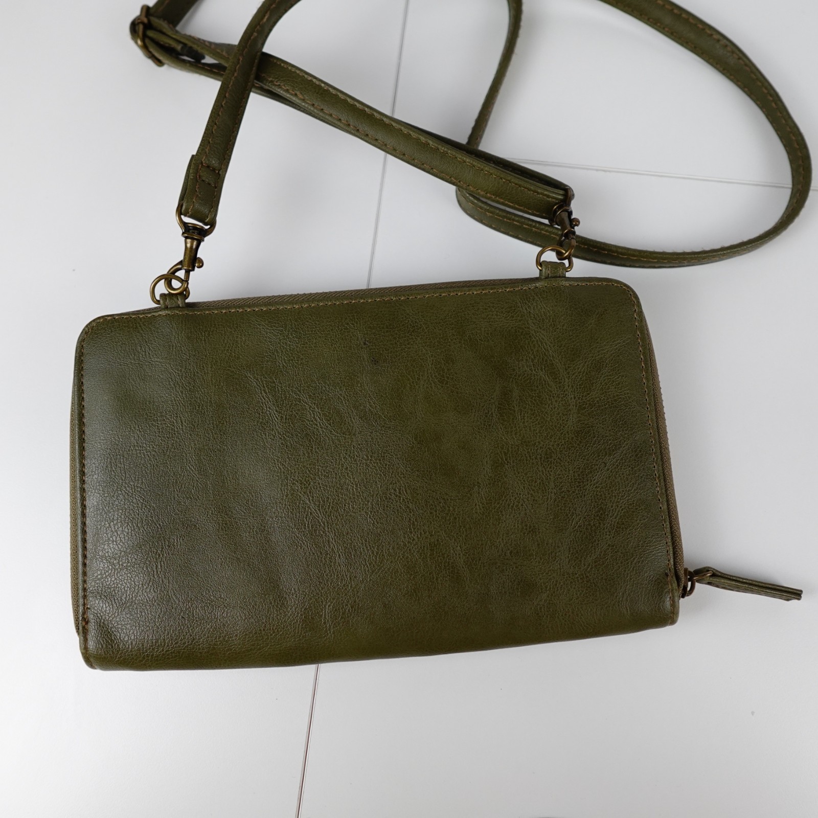 Green Crossbody Purse/Wallet Zip Closure Exterior/Interior Pockets Card Slots