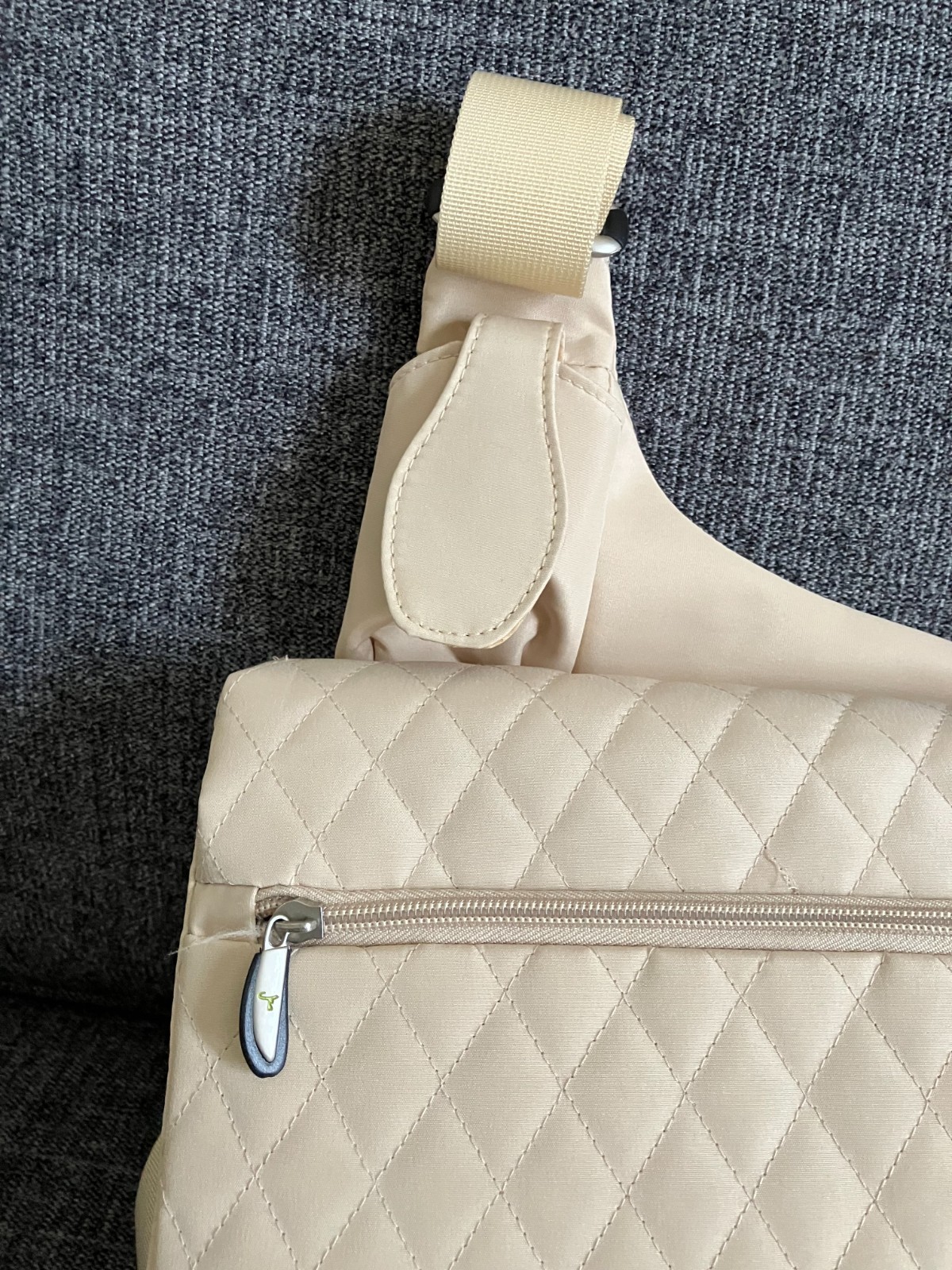 TRAVELON Ivory Sling Quilted Anti-Theft Crossbody Handbag Purse with accessories