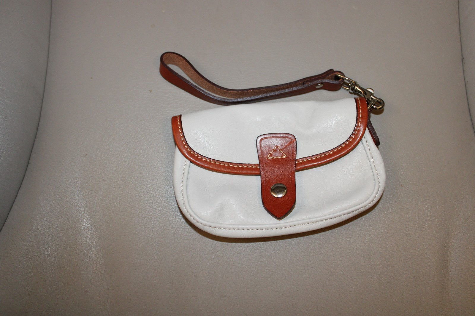 ONCOUR wristlet Open pocket 1 outside, 1 inside. Leather Cream color brown trim