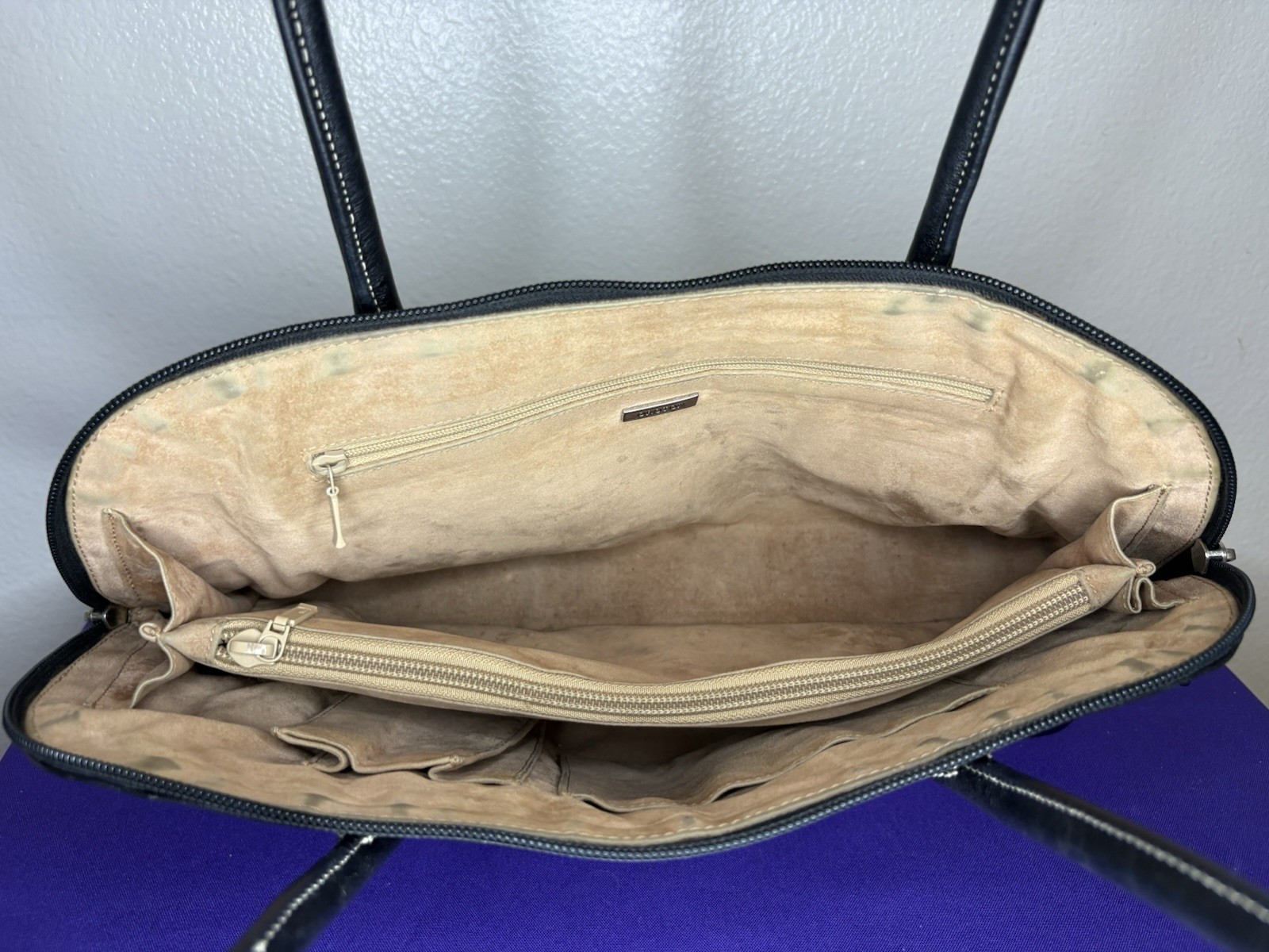 Oroton Black Shoulder Bag Zip Closure Double Handles Beige Lined Pockets