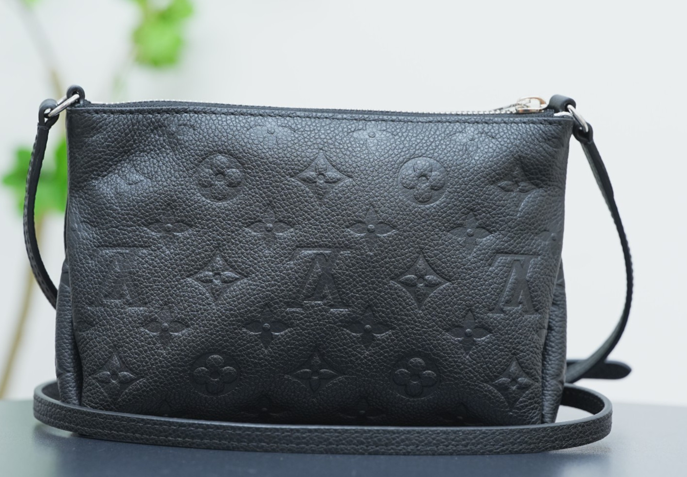 Louis Vuitton Pallas Clutch Monogram Empreinte Black Crossbody Excellent