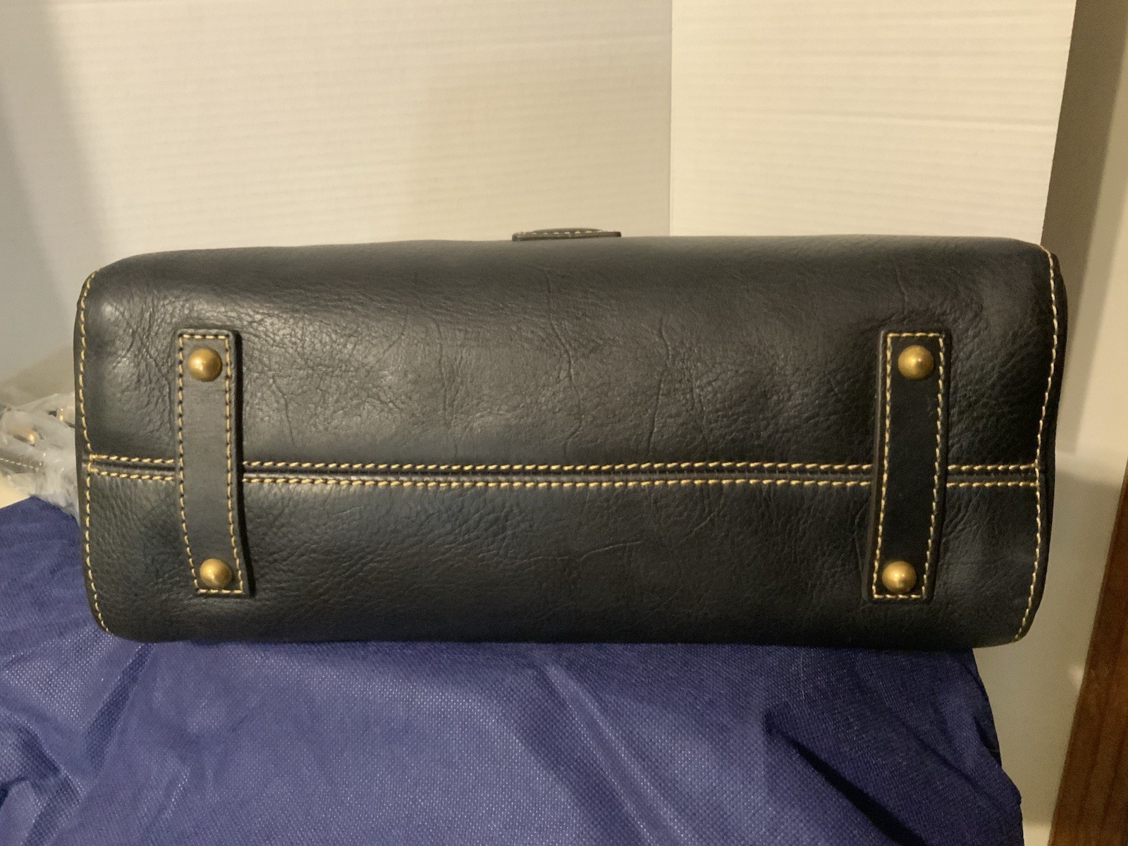 NWT Dooney & Bourke – Florentine Leather Cameron Crossbody in Navy Blue