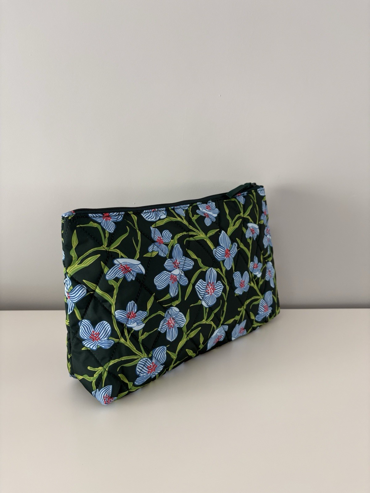 Vera Bradley NWT Essential Pouch in Ultralight CHARLOTTE STEMS Green