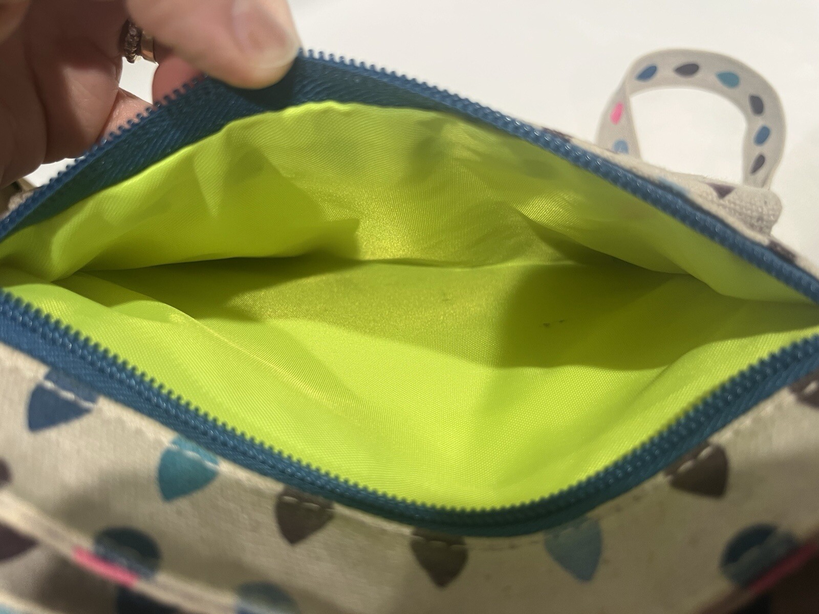 KAVU Raindrop Pattern Crossbody Purse Bag 4 Pocket Organization – Gray Blue Pink
