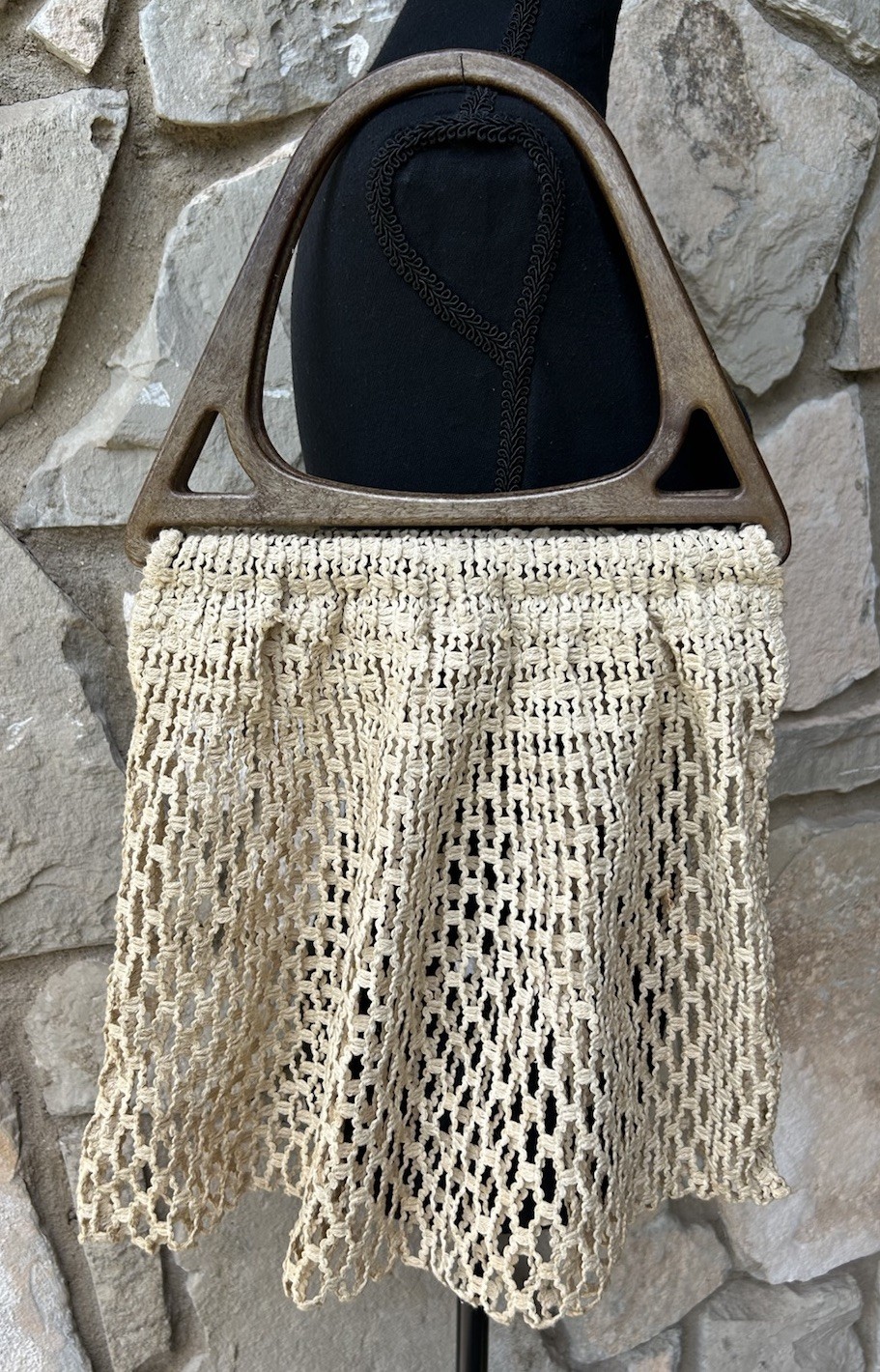 Vintage 80’s? Tan Crochet Handbag Market Bag Hard Plastic Handles Open Weave EC