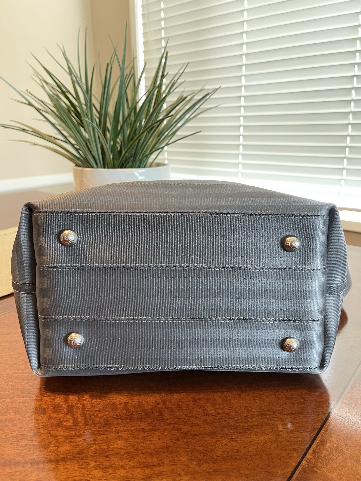 Harvey’s Original Seatbelt Carriage RIng Tote Shoulder Bag Silver/Gray NWOT