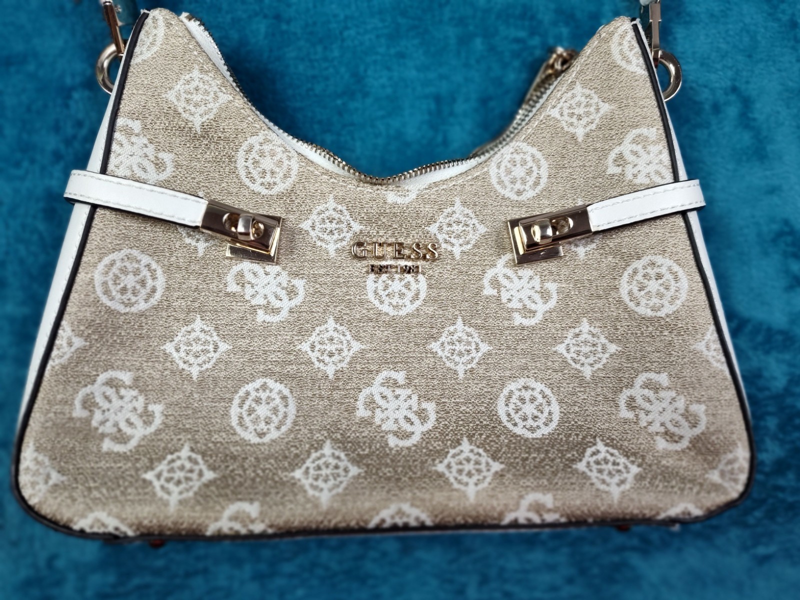 GUESS Loralee Hobo Bag Schultertasche Tasche White Logo beige weiß Neu
