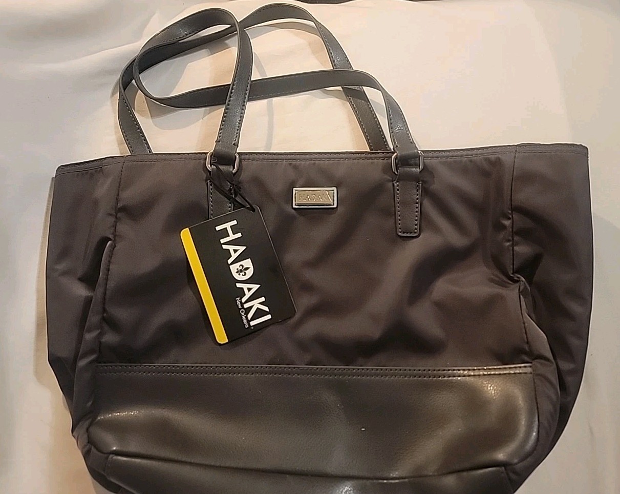 Hadaki Zip Carry All Pod – Medium Black with pink zipper, Flowers lining NWT
