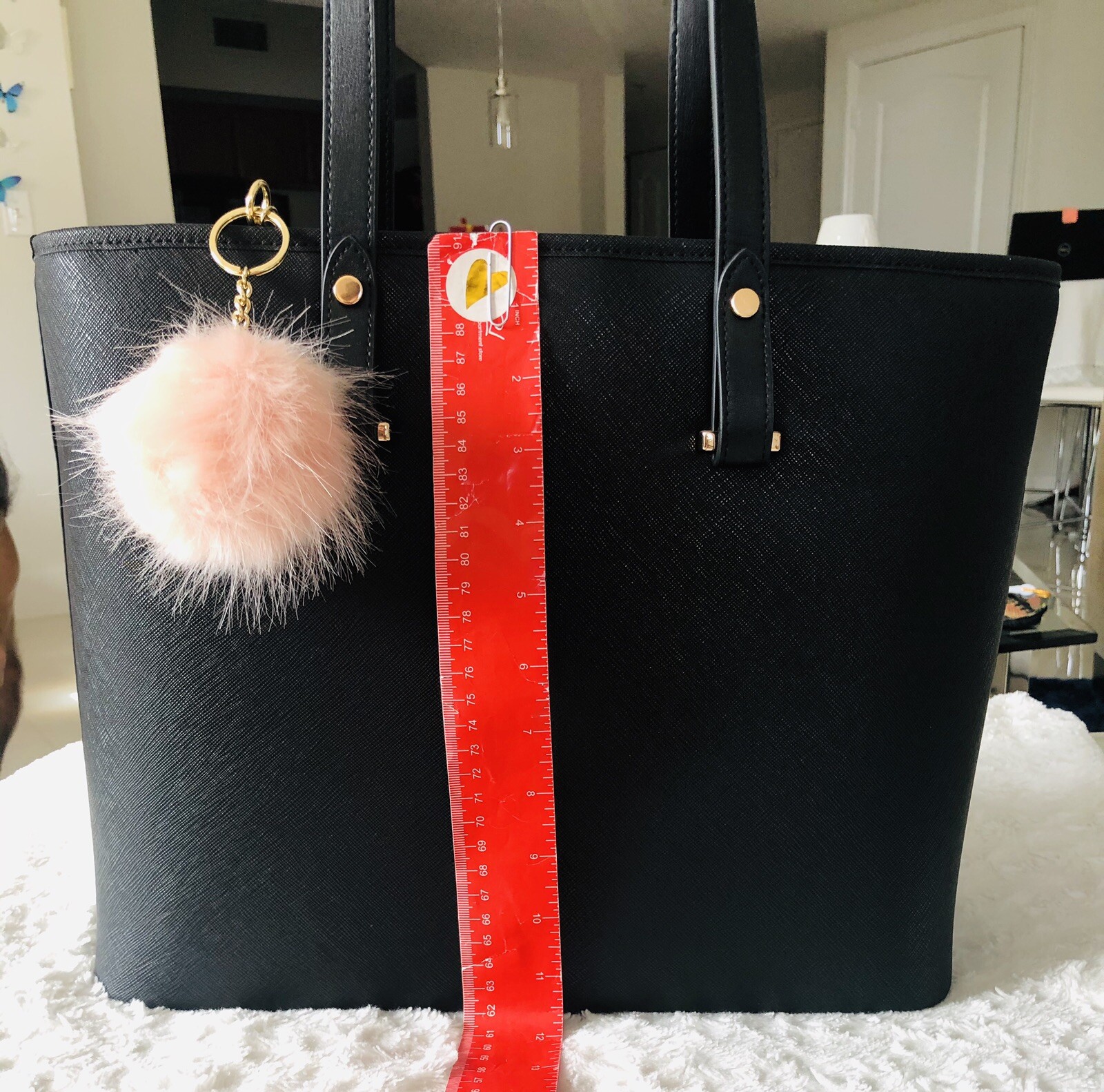 Brand New Tote Bag with rose keychain Cartera negra compacta NUEVA con pompon