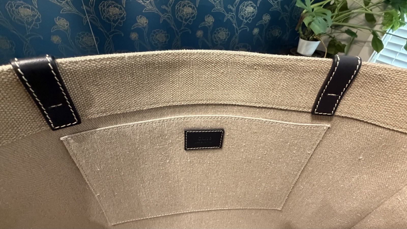 Chloé Woody Medium Tote Beige Logo Strap, Inner Pockets, Open Top Travel