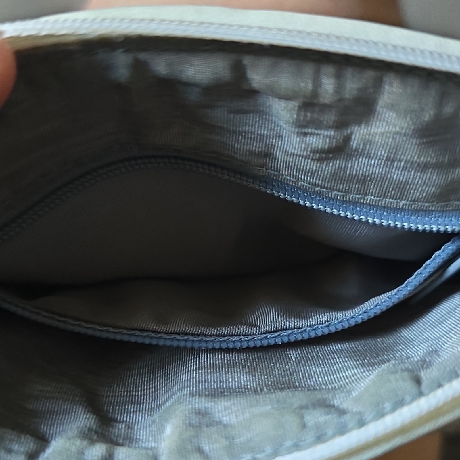 Whiting & Davis White Geometric Crossbody Bag, Zip, Silver HW, Pockets