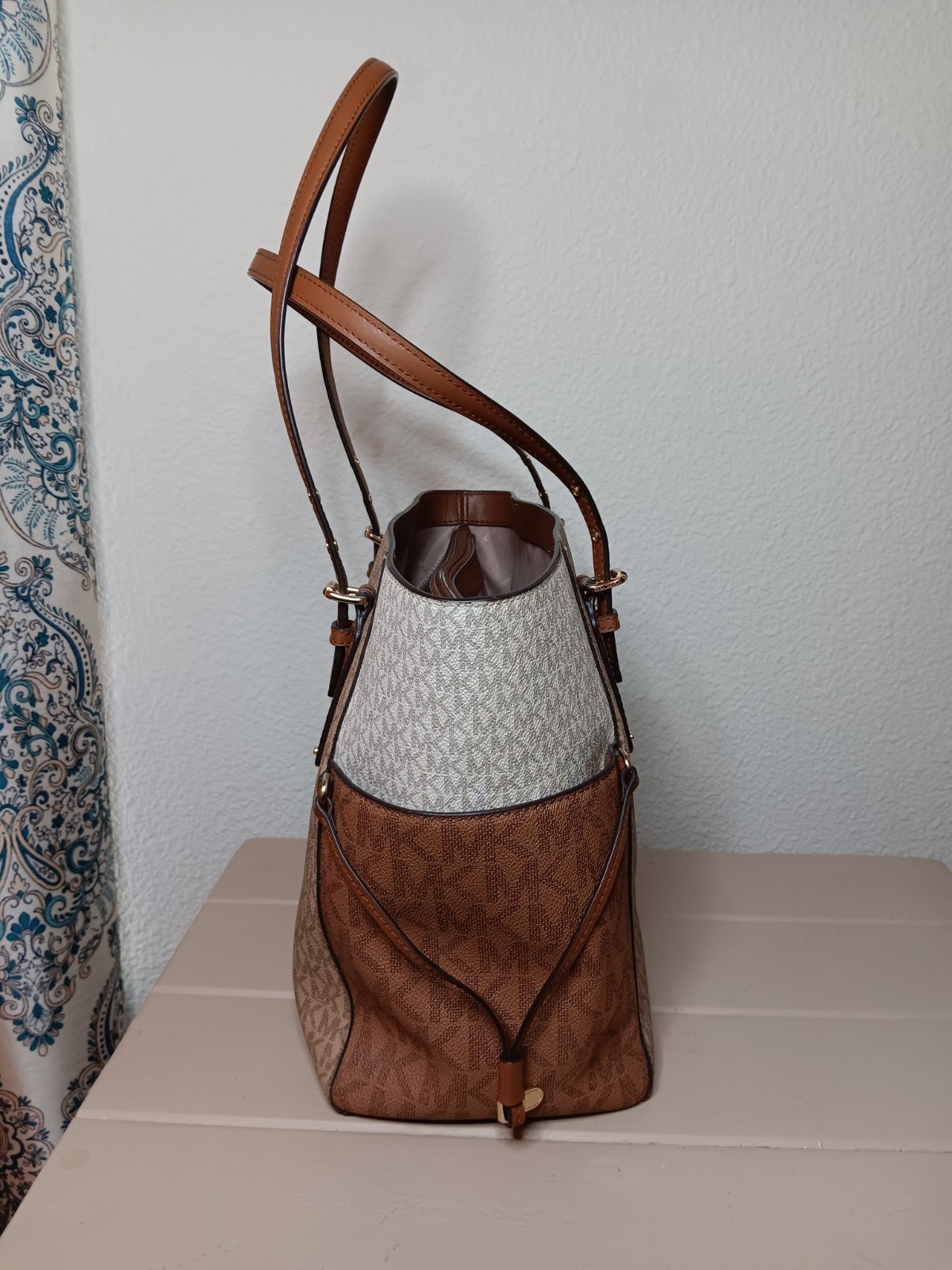 MICHAEL KORS VOYAGER LARGE TOTE SHOULDER BAG CAMEL BROWN WHITE MK LOGO NO TAGS