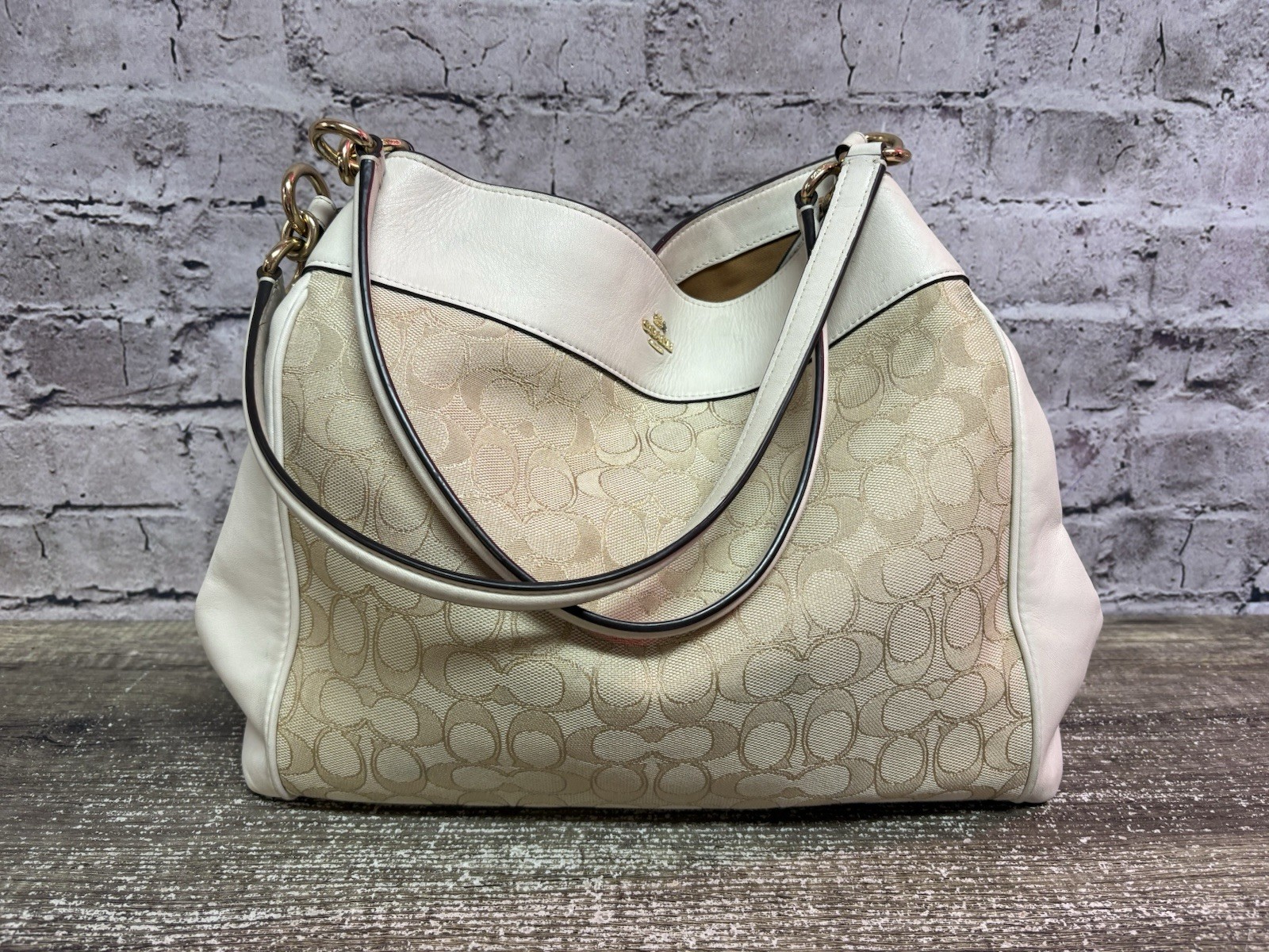 Coach Women’s White Large Shoulder Middle Zip Snap Lock Siganture Style Purse