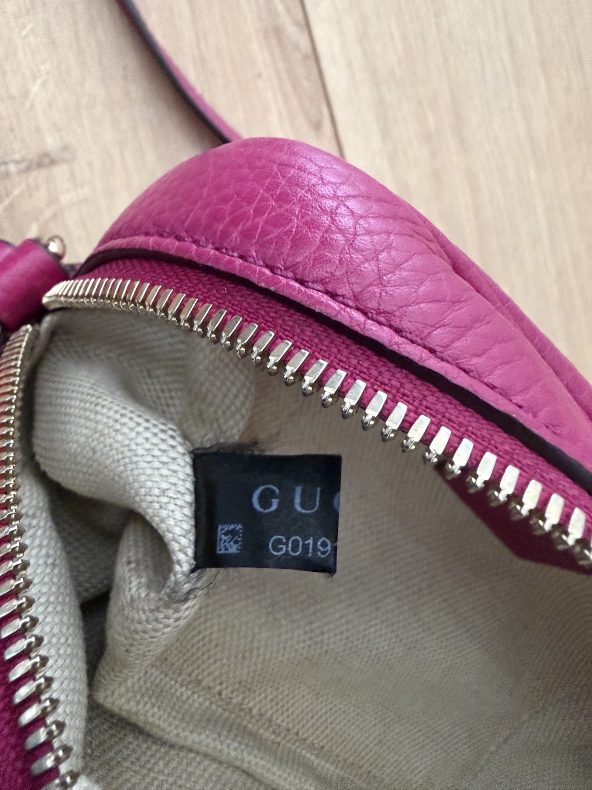 Gucci Soho Disco Crossbody Pebbled Calfskin Bright Bougainvillea