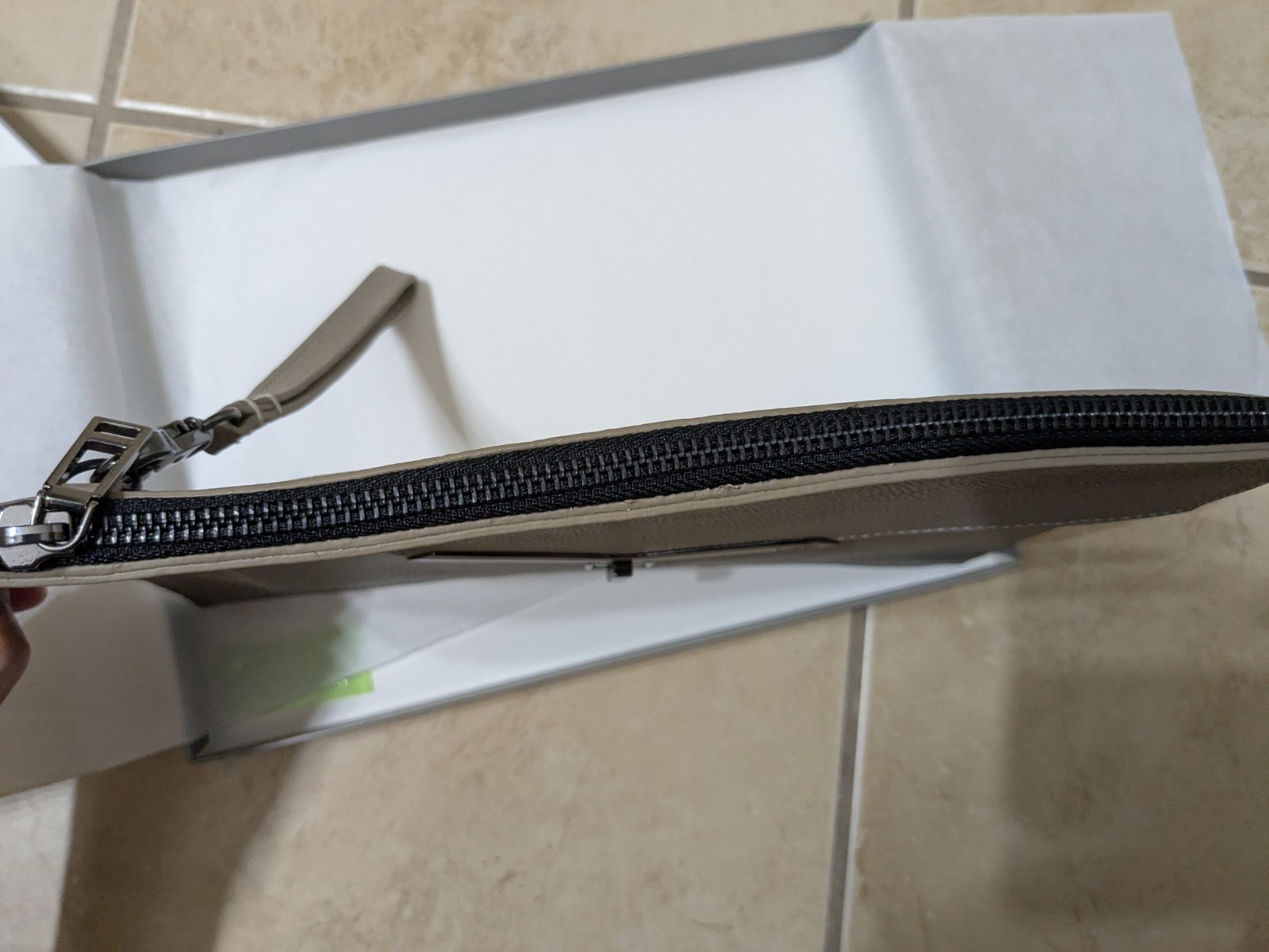 NEW BOTKIER NEW YORK LEATHER CLUTCH GRAY/BEIGE