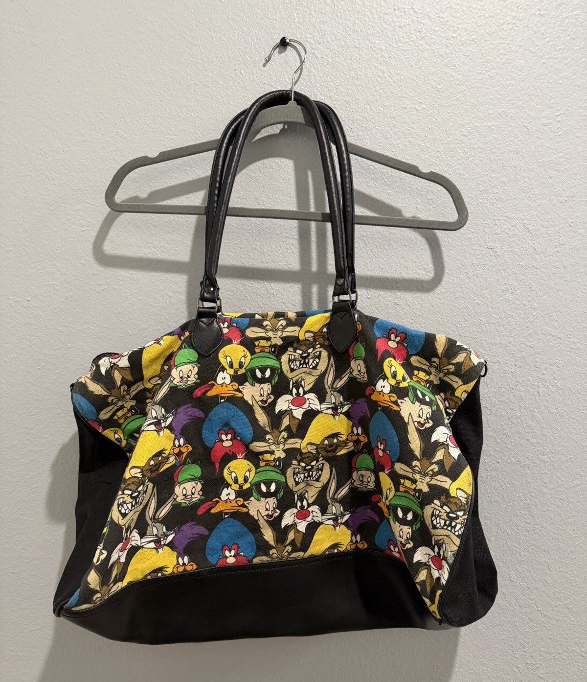 VTG Looney Tunes Women’s Duffle Bag Zip Lined Pockets