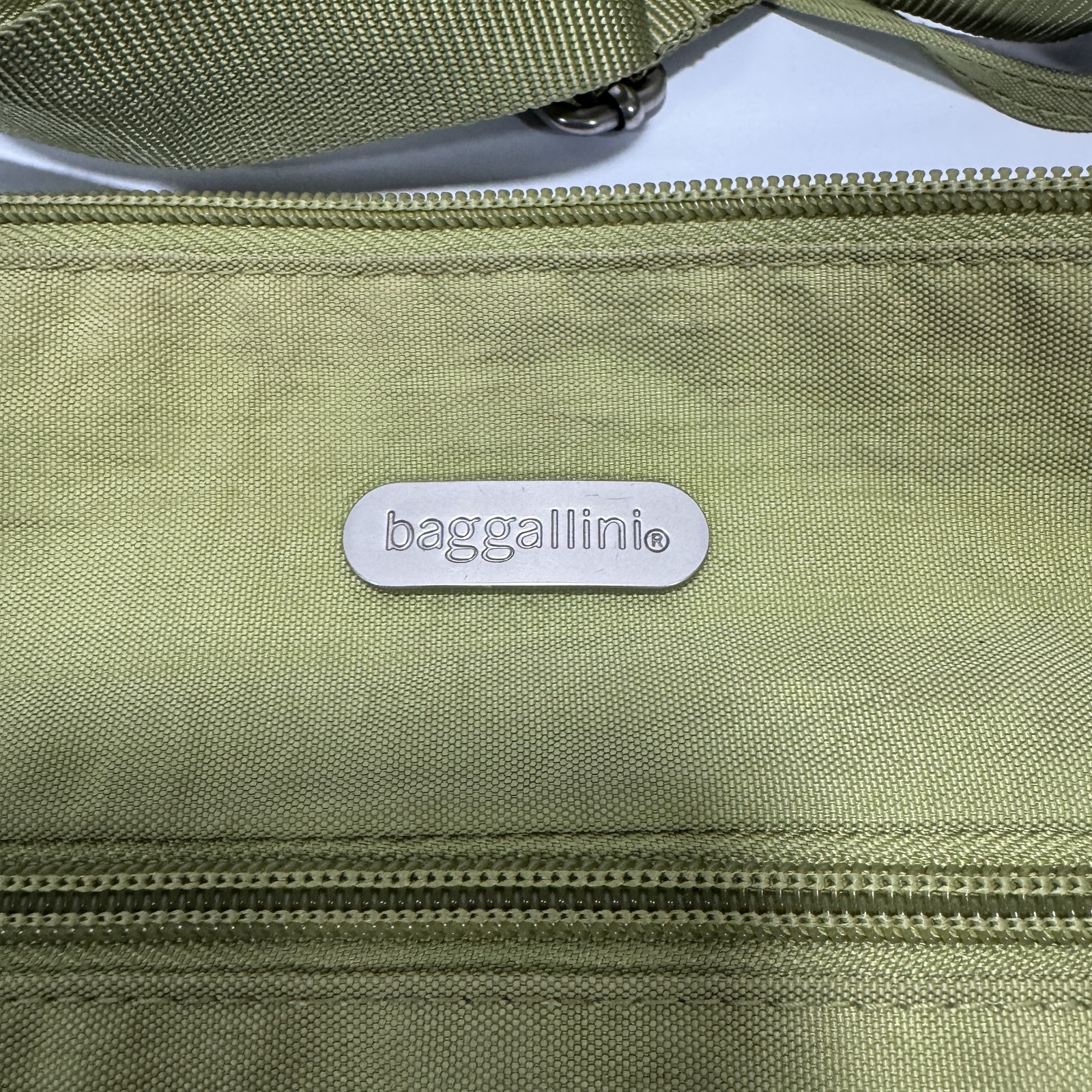 Baggallini Multi-Pocket Crossbody Bag Olive Green Nylon Adjustable Strap Travel