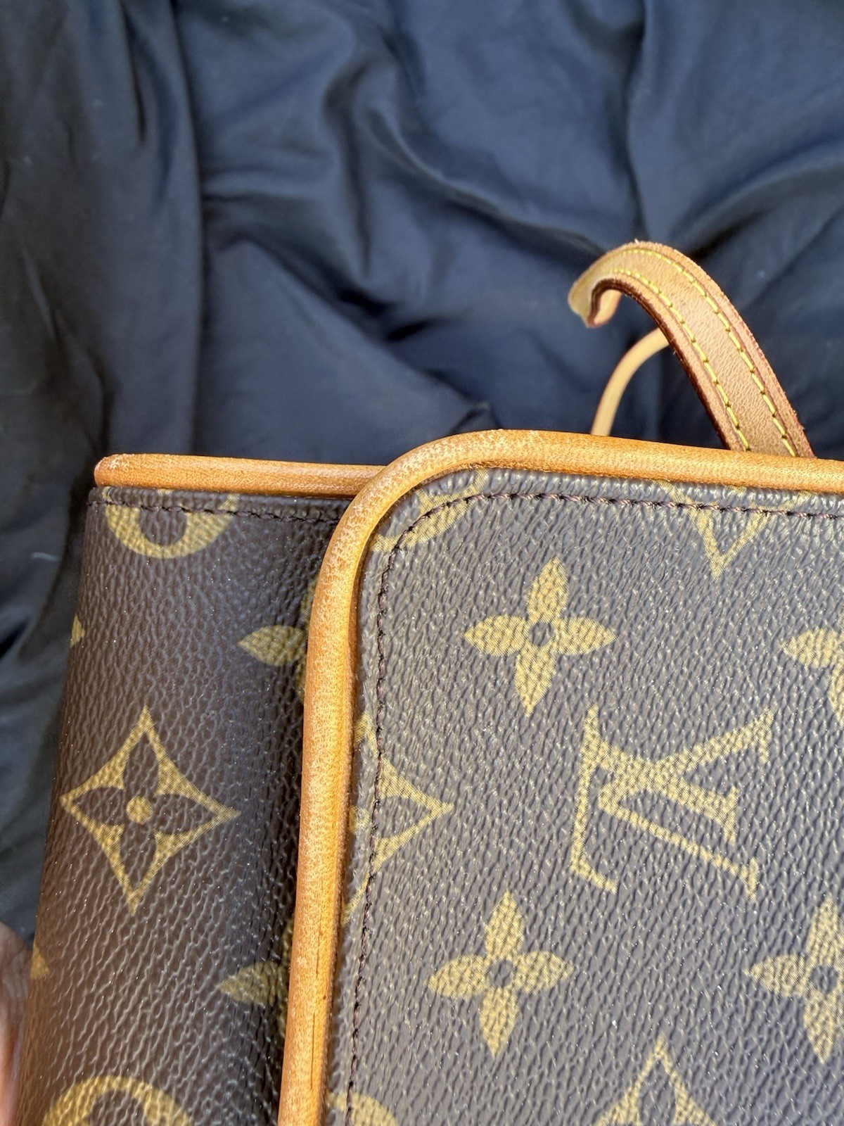 Louis Vuitton Monogram Authentic Pochette Crossbody Snap Close Detachable Strap