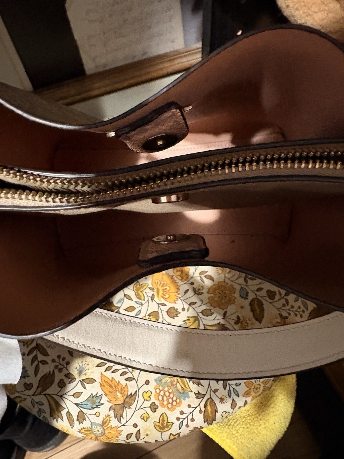 Coach Signature Logo Gallery Tote Beige Zip Closure w/ Detachable Strap