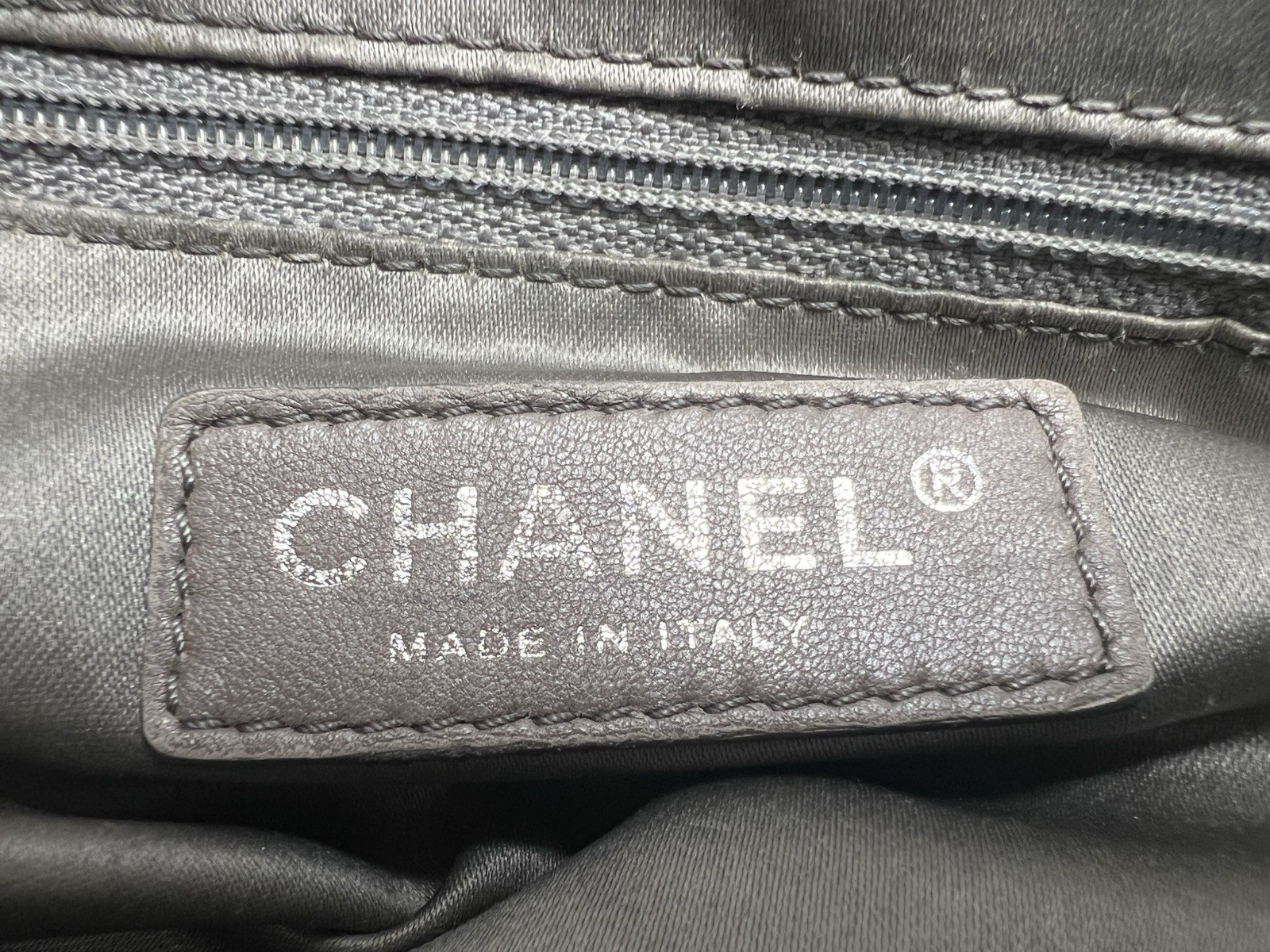 Authentic Chanel Vintage E/W Soho Tote Black Leather XL CC Logo 11 Series Italy