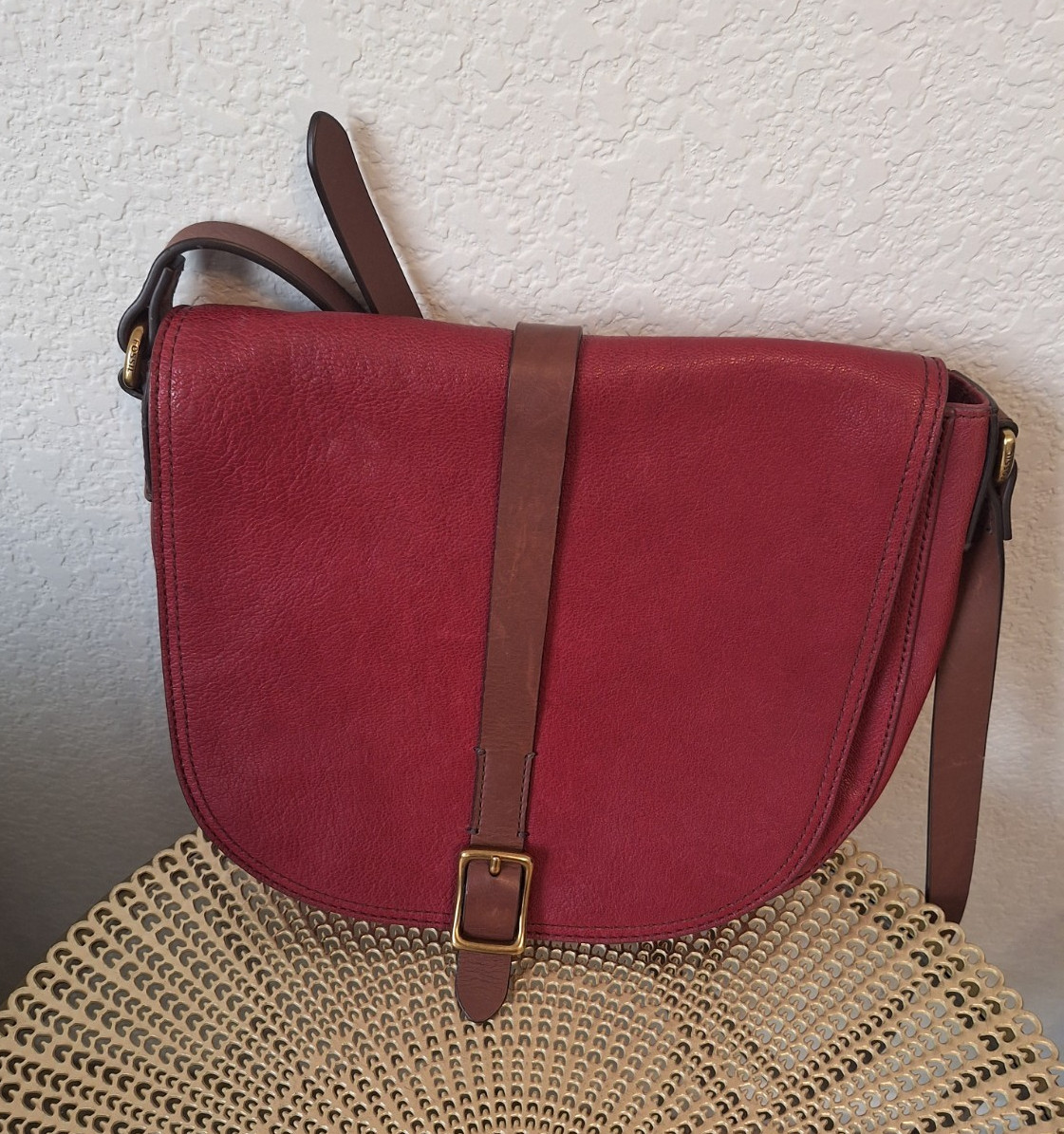 Fossil Red Pebbled Saddle Crossbody Bag Brown Strap Gold Hardware Buckle Lined