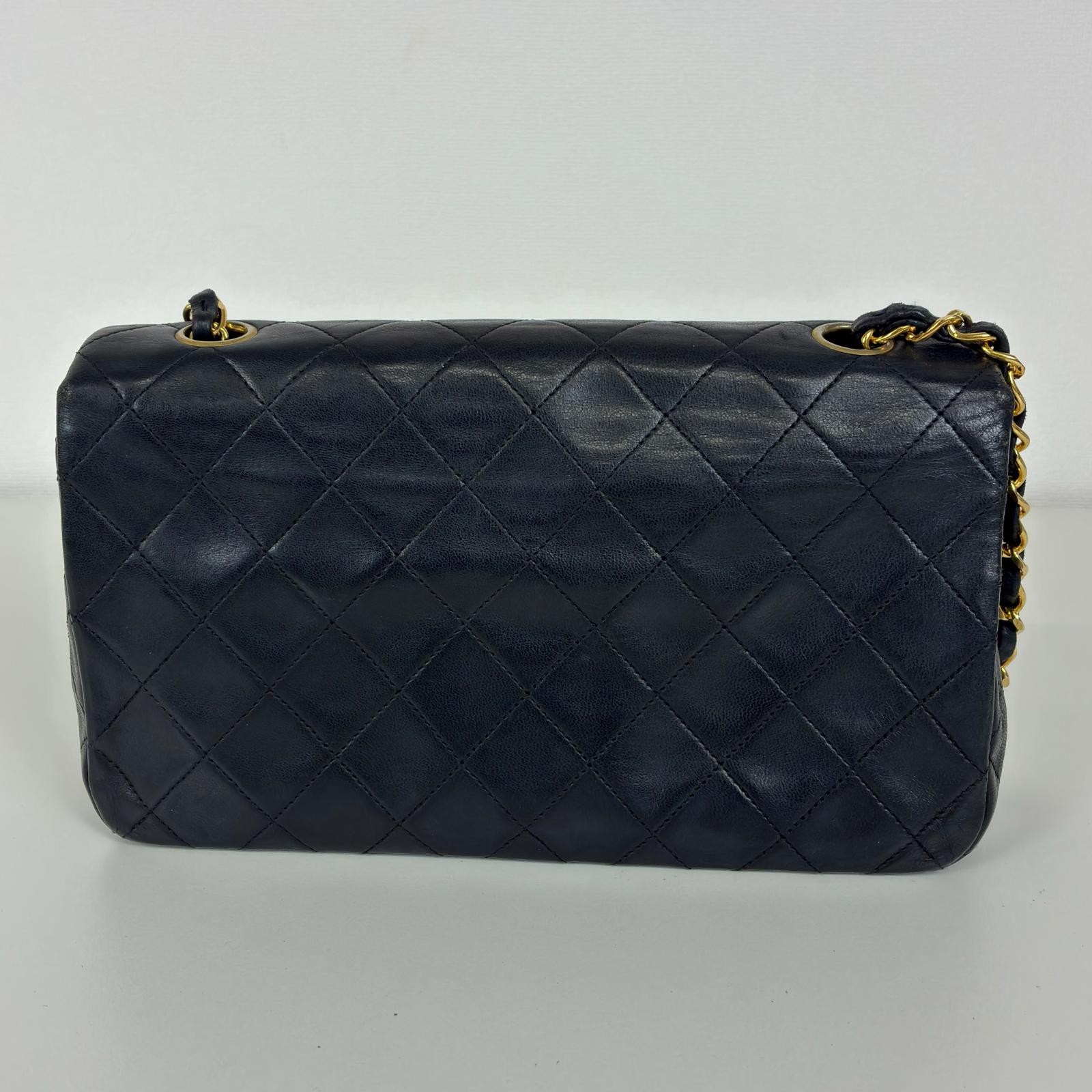 CHANEL Vintage Matelassé 25 Shoulder Bag leather black