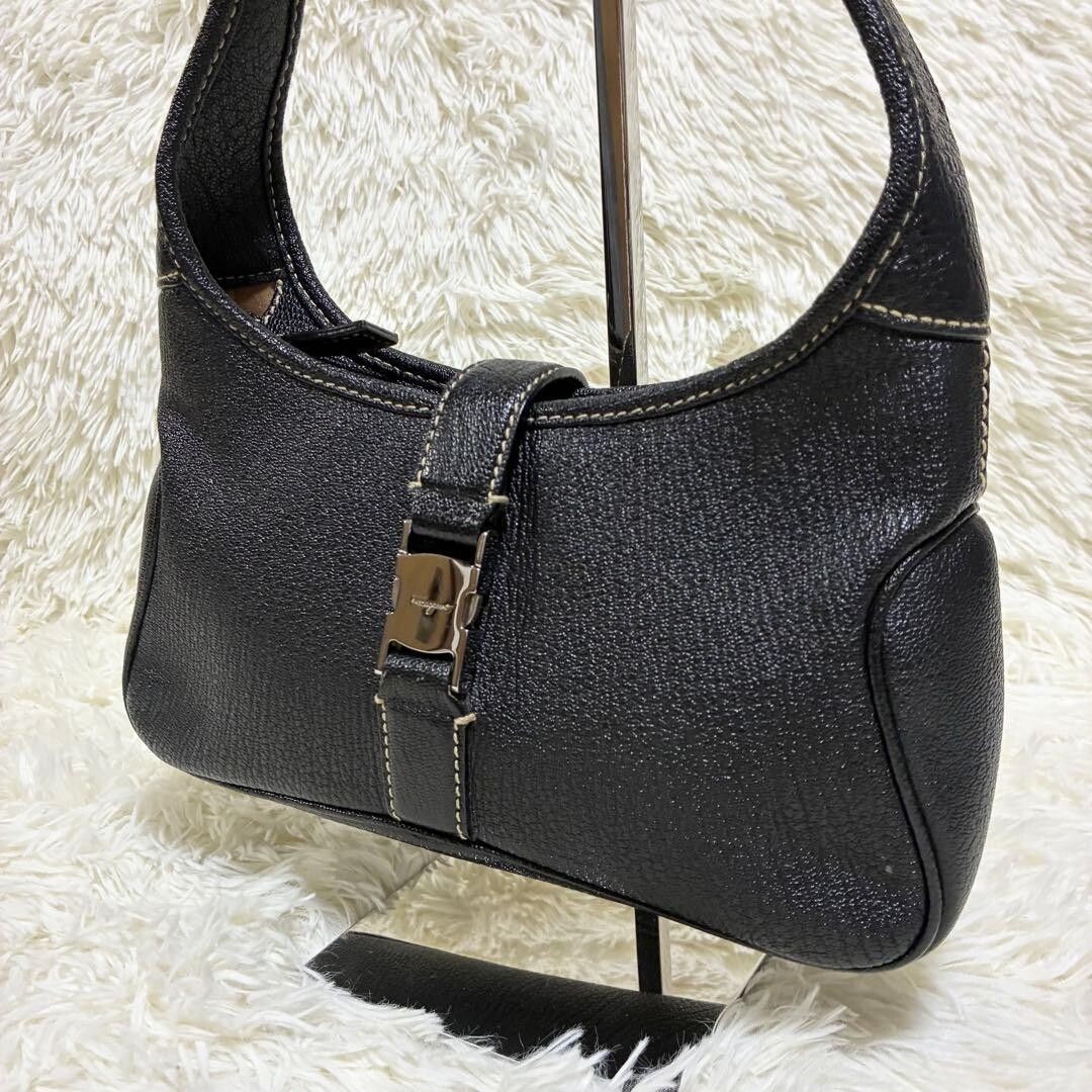 Salvatore Ferragamo Black Leather Shoulder Bag Y2K Clasp Shoulder Strap 48cm