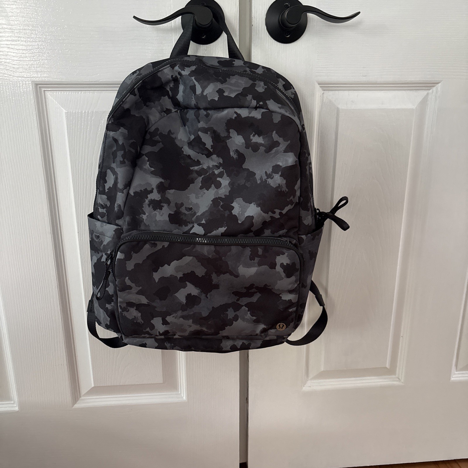 Lululemon Everywhere Backpack 22L in the Thawed Camo Grey