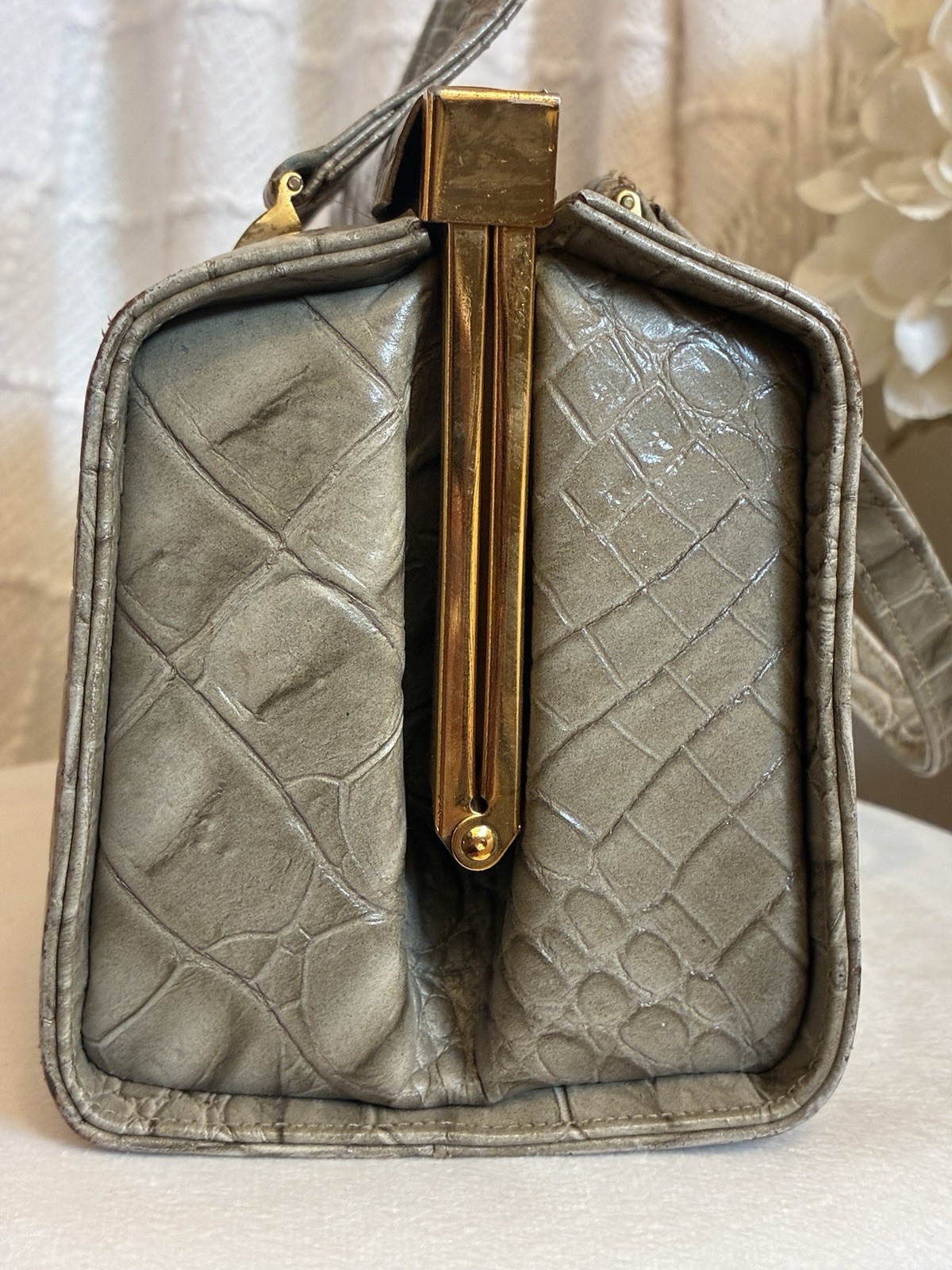VTG 1950’s Triangle New York East West Taupe Alligator Embossed Handbag Read