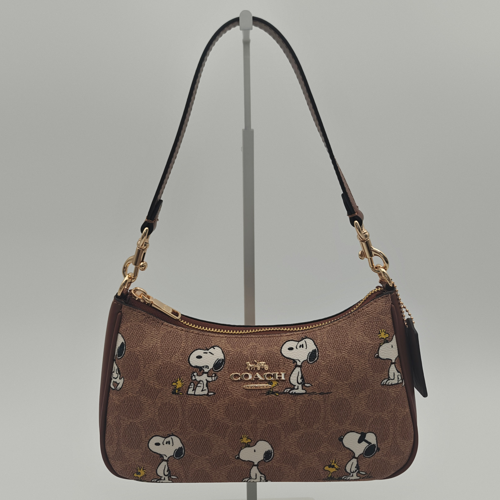 Signature Coach x Peanuts Teri Shoulder Bag CBJ88