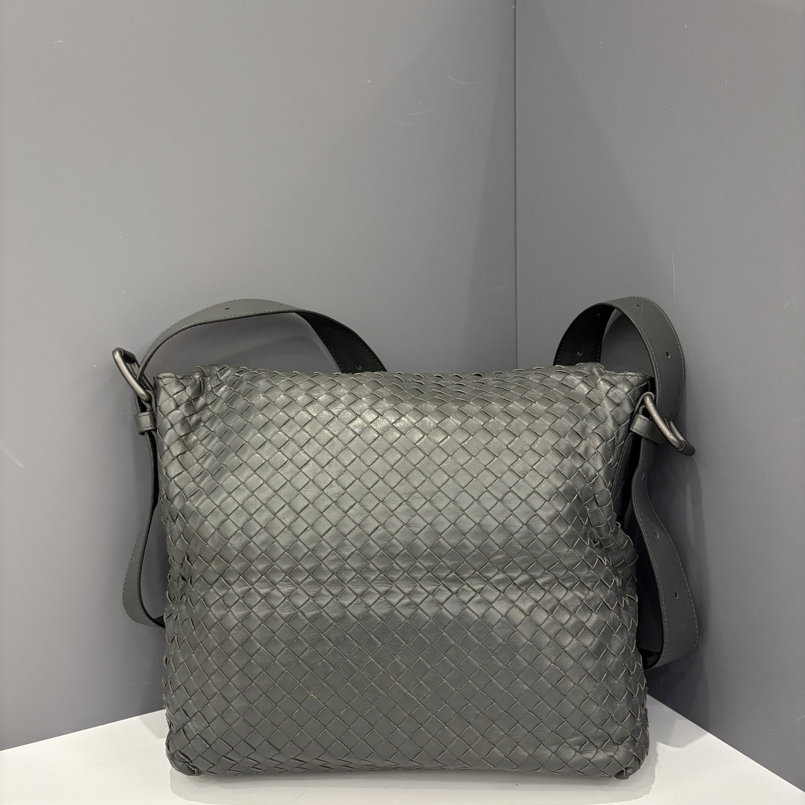 Bottega Veneta Shoulder Bag Dark Grey Lambskin Intrecciato Nappa (ym030126h7)